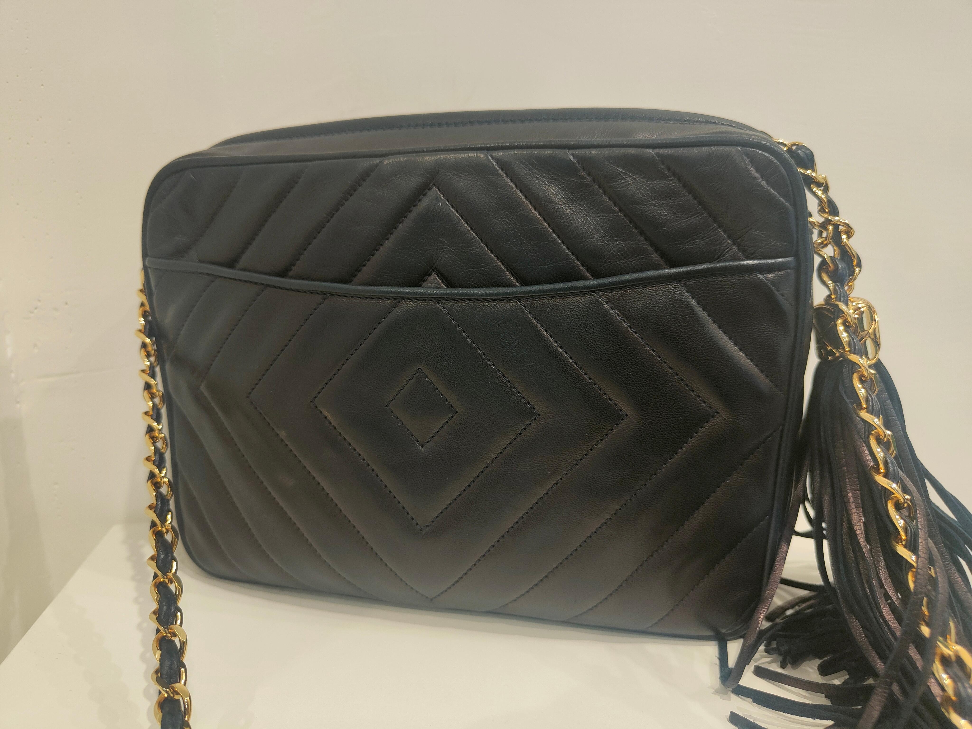 Chanel 1988-1990 Blue navy leather Gold tone hardware shoulder bag For Sale 1