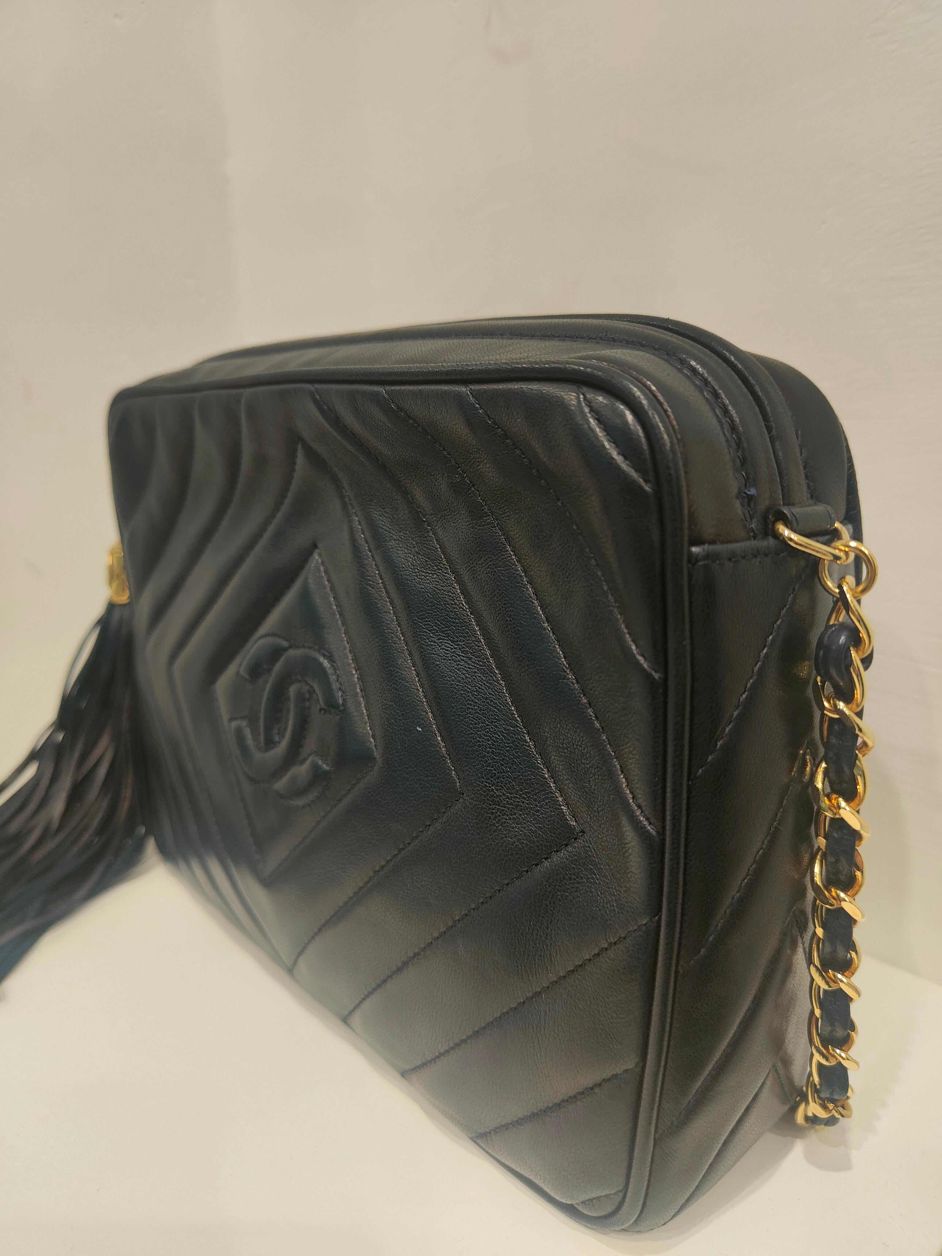 Chanel 1988-1990 Blue navy leather Gold tone hardware shoulder bag For Sale 2