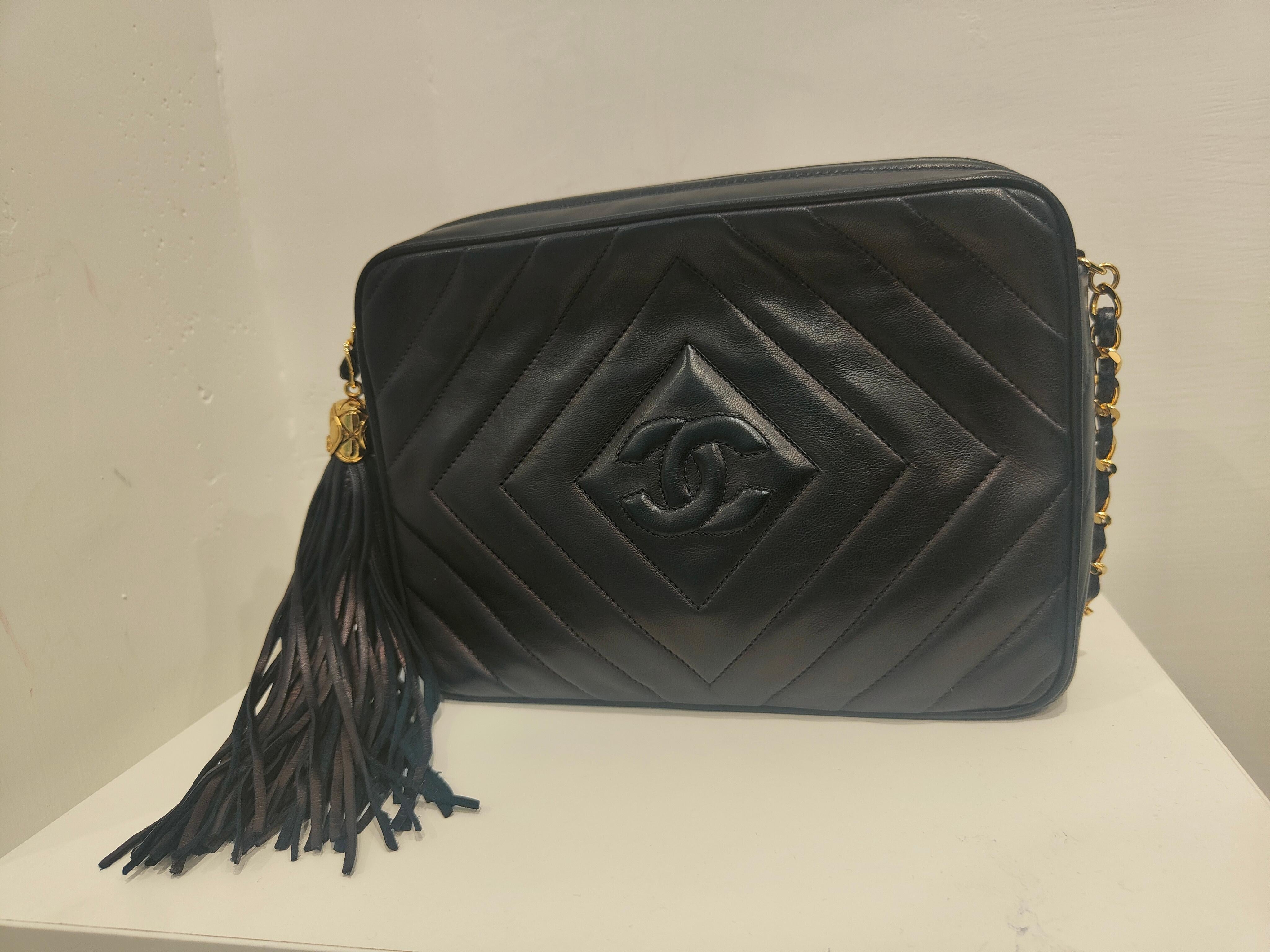 Chanel 1988-1990 Blue navy leather Gold tone hardware shoulder bag For Sale 3