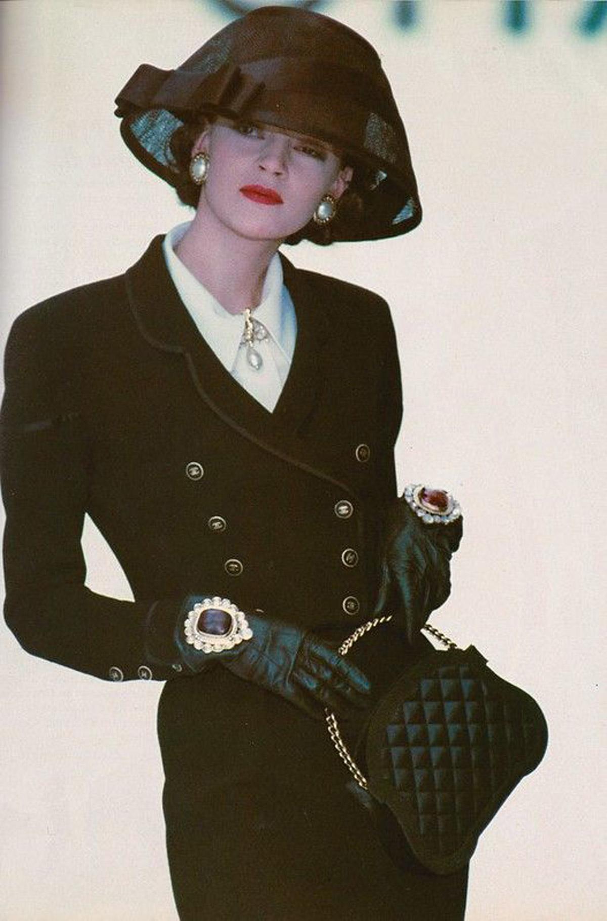 Chanel 1988 80s Rare Black Velvet Vintage Kelly Top Handle Minaudière Clutch Bag For Sale 3