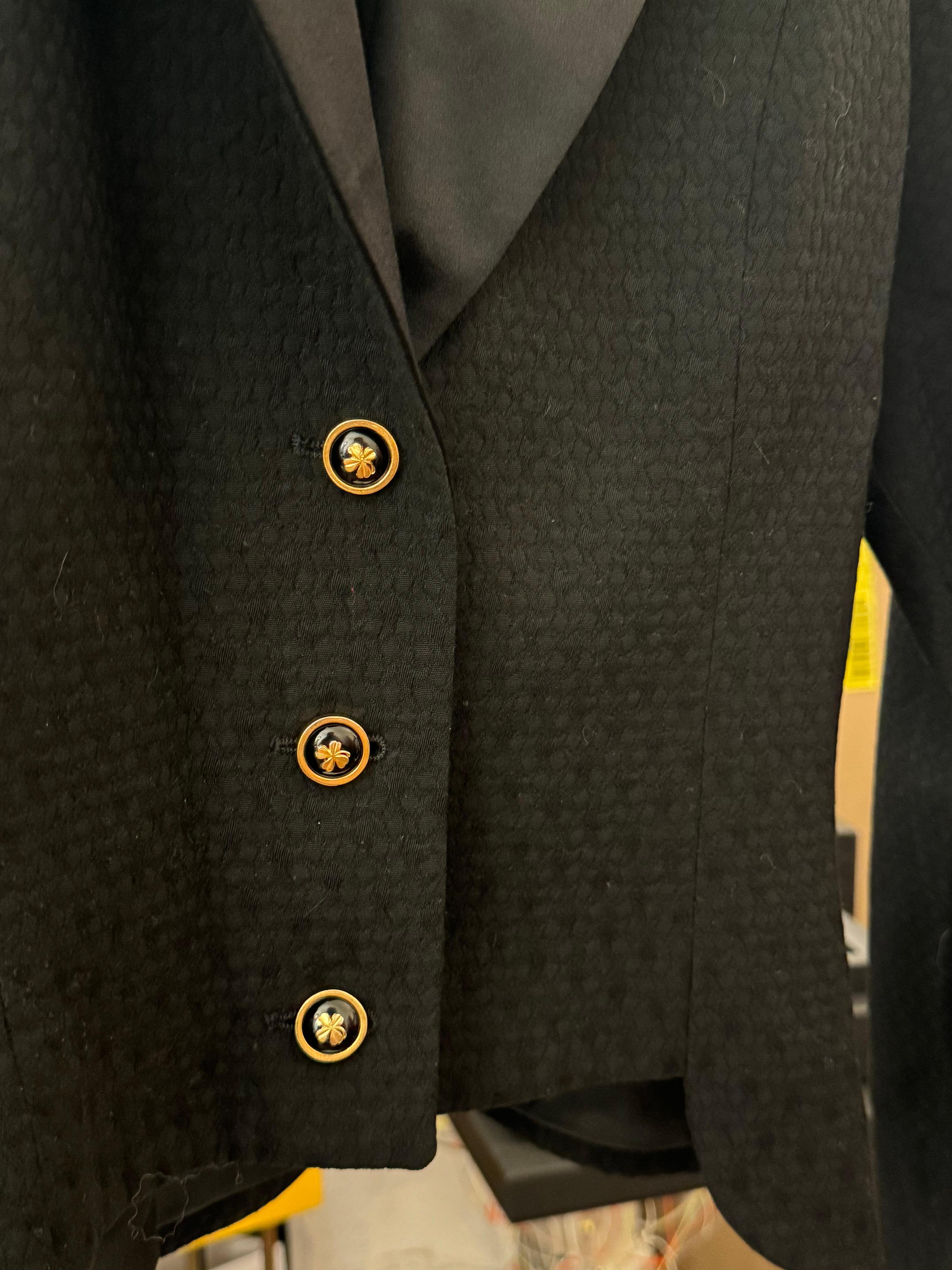 Rare Chanel 1988 smoking veste en laine avec col en satin et trèfle plaqué or 24k et noir taille 40 FR.