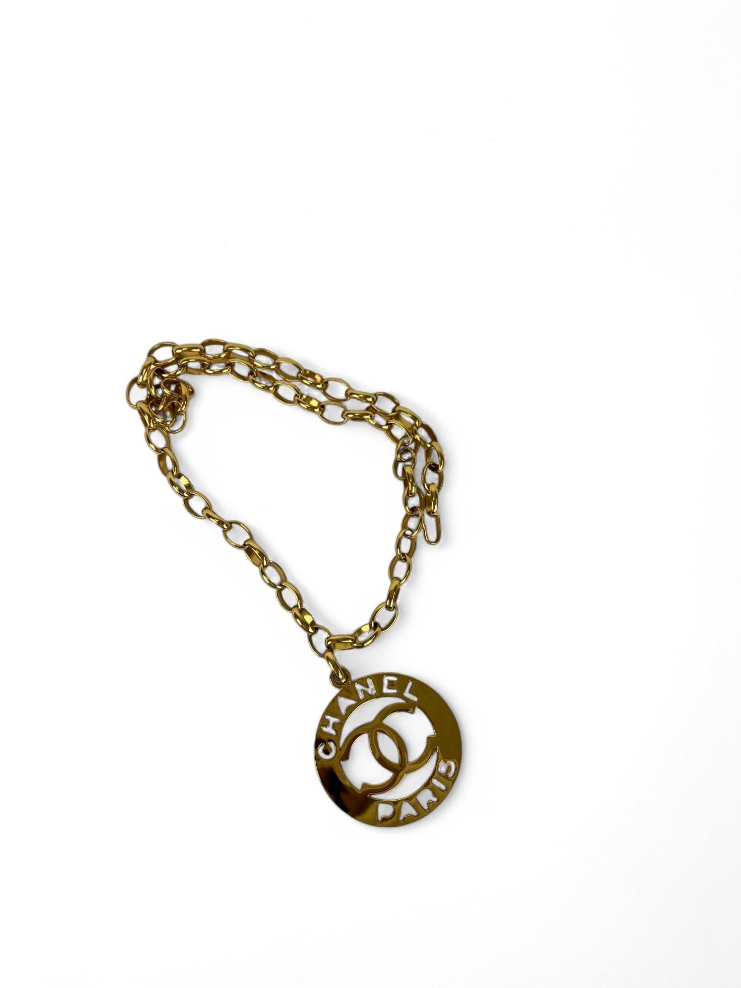 Chanel 1988 Gripoix Pearl Medallion Necklace/Belt & Clip Earrings Set For Sale 5