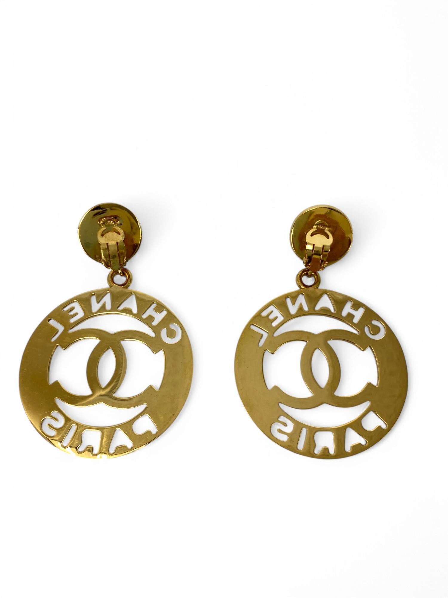 Chanel 1988 Gripoix Pearl Medallion Necklace/Belt & Clip Earrings Set For Sale 10