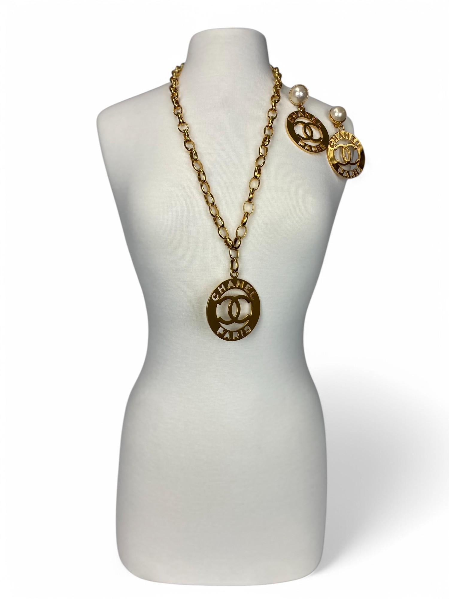 Chanel 1988 Gripoix Pearl Medallion Necklace/Belt & Clip Earrings Set In Good Condition For Sale In West Hartford, CT