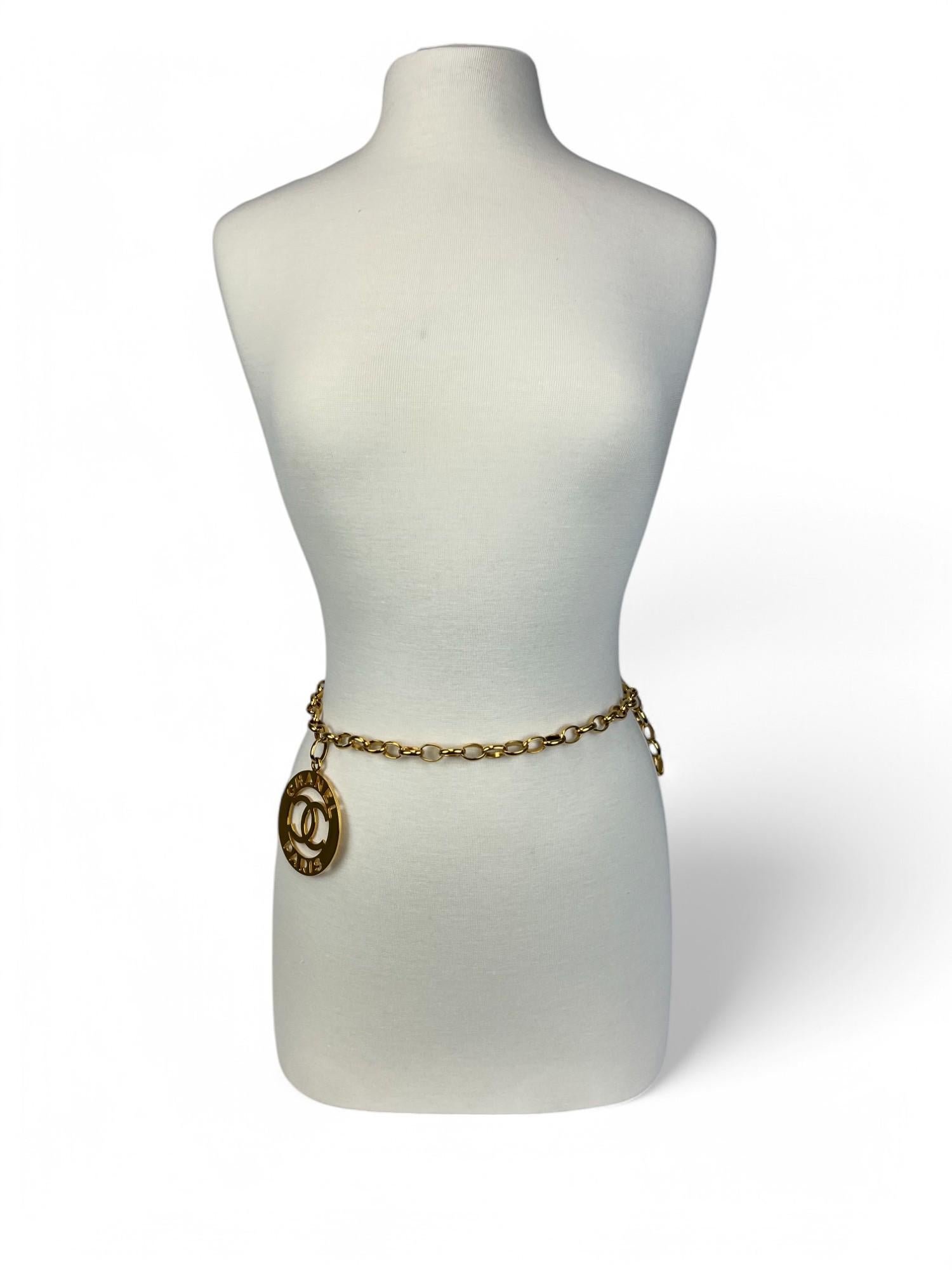 Women's Chanel 1988 Gripoix Pearl Medallion Necklace/Belt & Clip Earrings Set For Sale