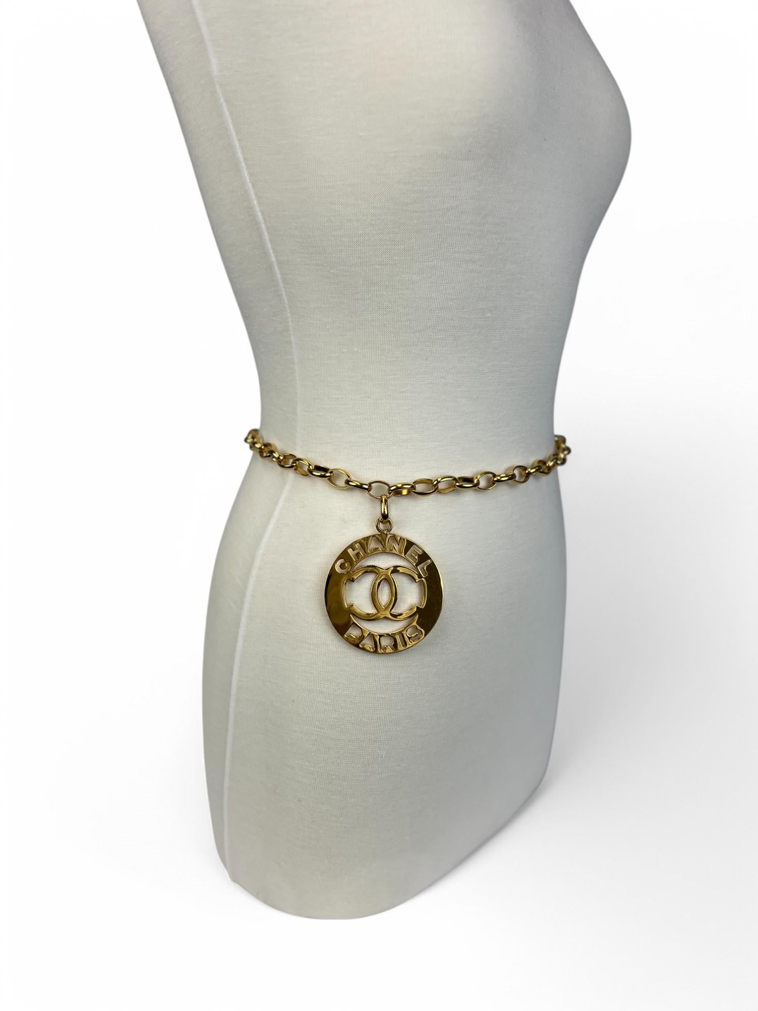 Chanel 1988 Gripoix Pearl Medallion Necklace/Belt & Clip Earrings Set For Sale 2