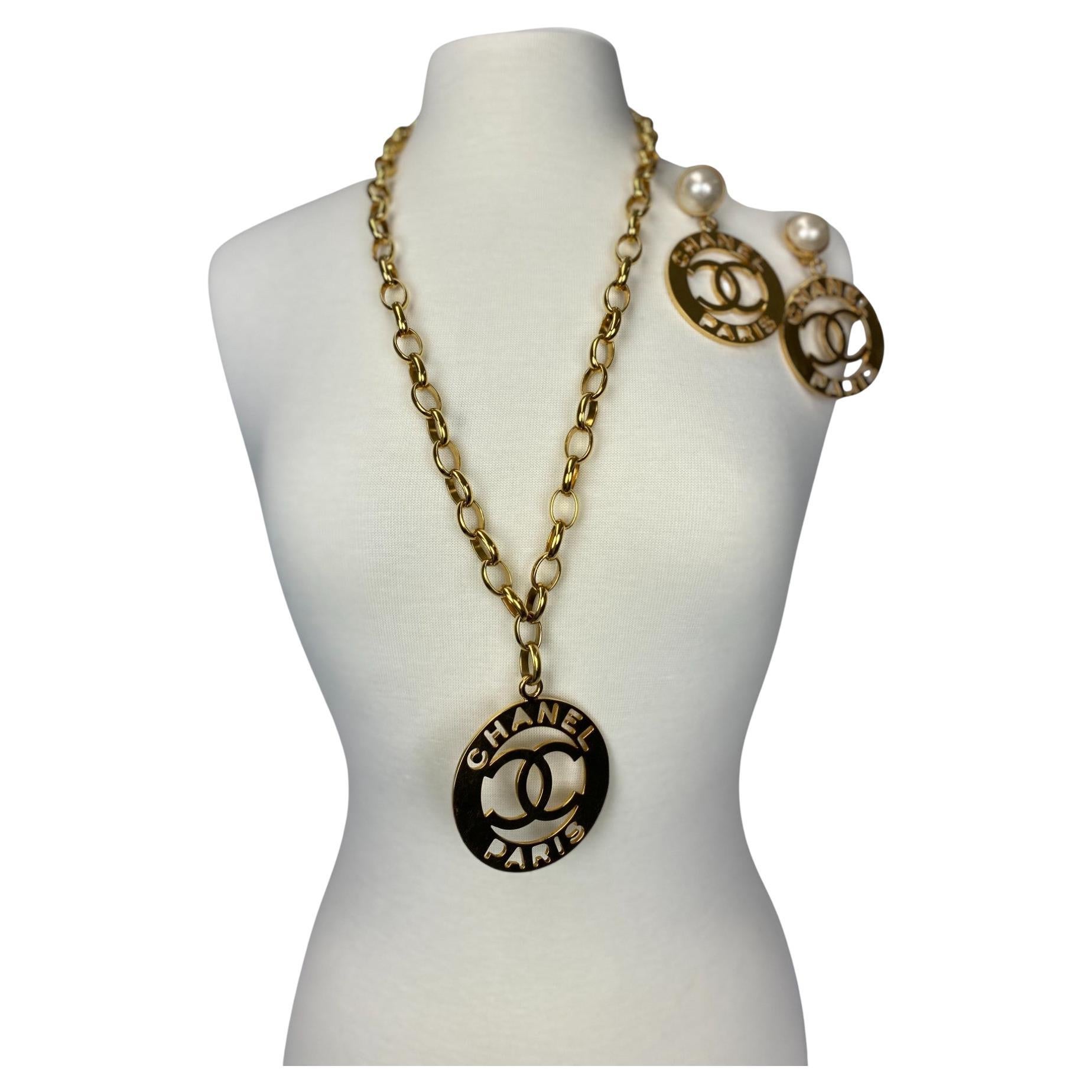 Chanel 1988 Gripoix Pearl Medallion Necklace/Belt & Clip Earrings Set For Sale