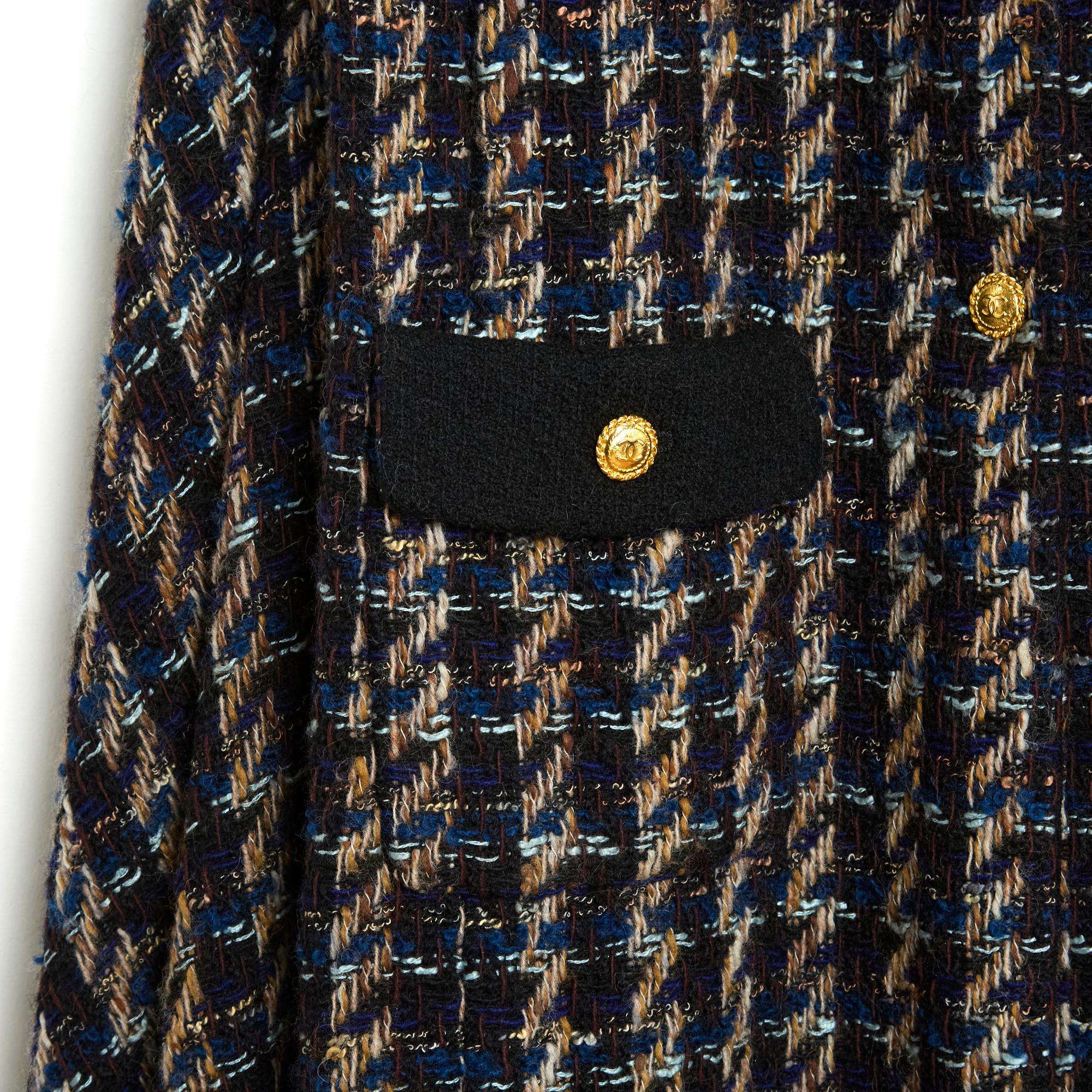 Chanel coat from the AH1988 collection, cape in black wool tweed with ecru, camel and hard blue threads, collar in thick black wool crepe closed by 4 jewel buttons, 2 high slits for the arms, 2 buttoned flap pockets, black silk lining with CC logo.