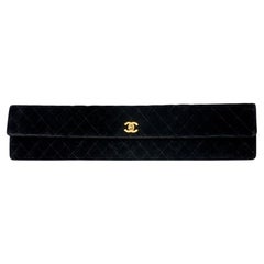 Chanel 1989 - Pochette classique à rabat allongé en velours noir, extra longue