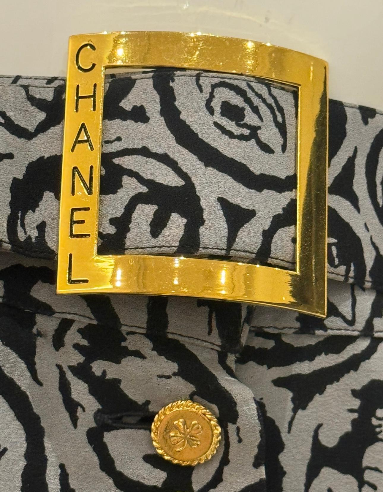 Falda con cinturón de seda Chanel 1989, cintura de 27 pulgadas, cinturón ajustable, se ajusta de US 0 a US 4, metal chapado en oro de 24 quilates para los botones y la hebilla del cinturón, cuero en la parte posterior del cinturón 