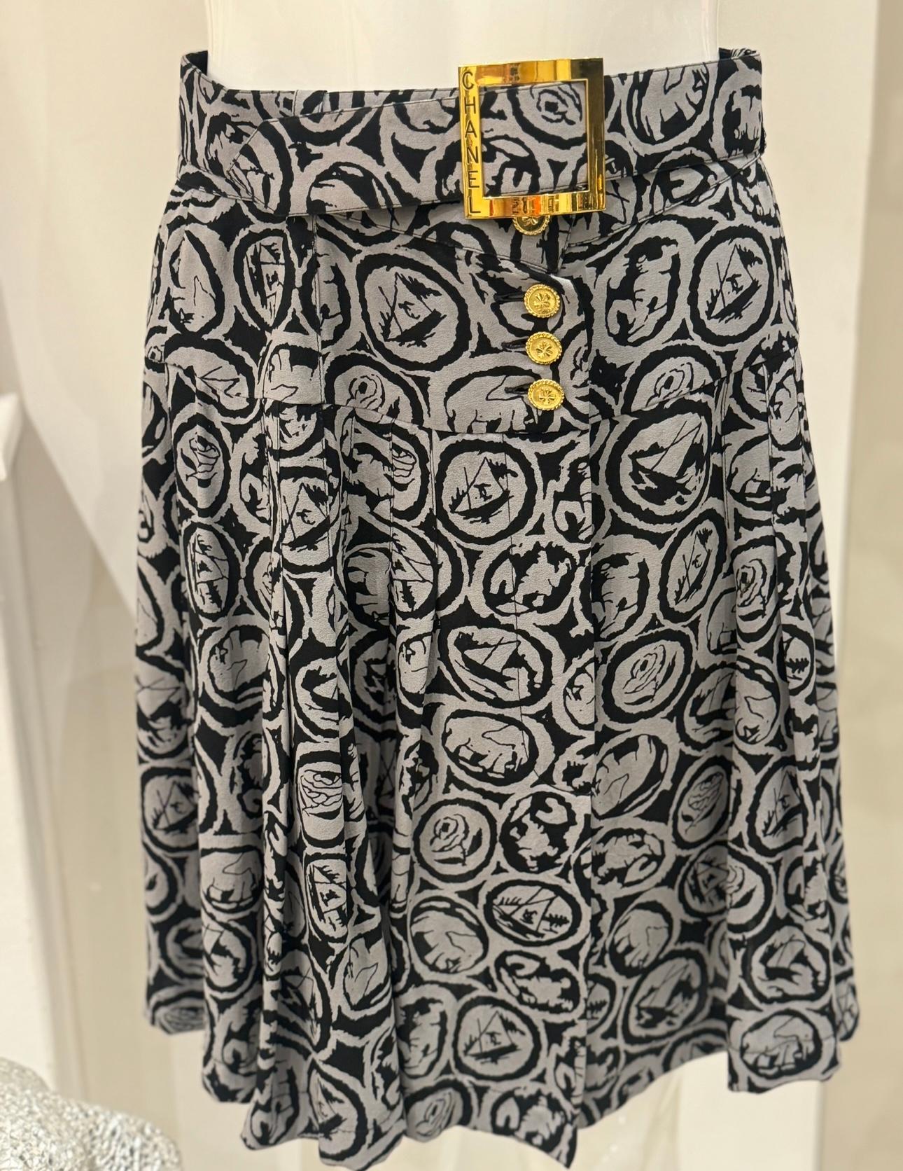 De las mujeres Falda de seda con cinturón coleccionista Chanel 1989 en venta