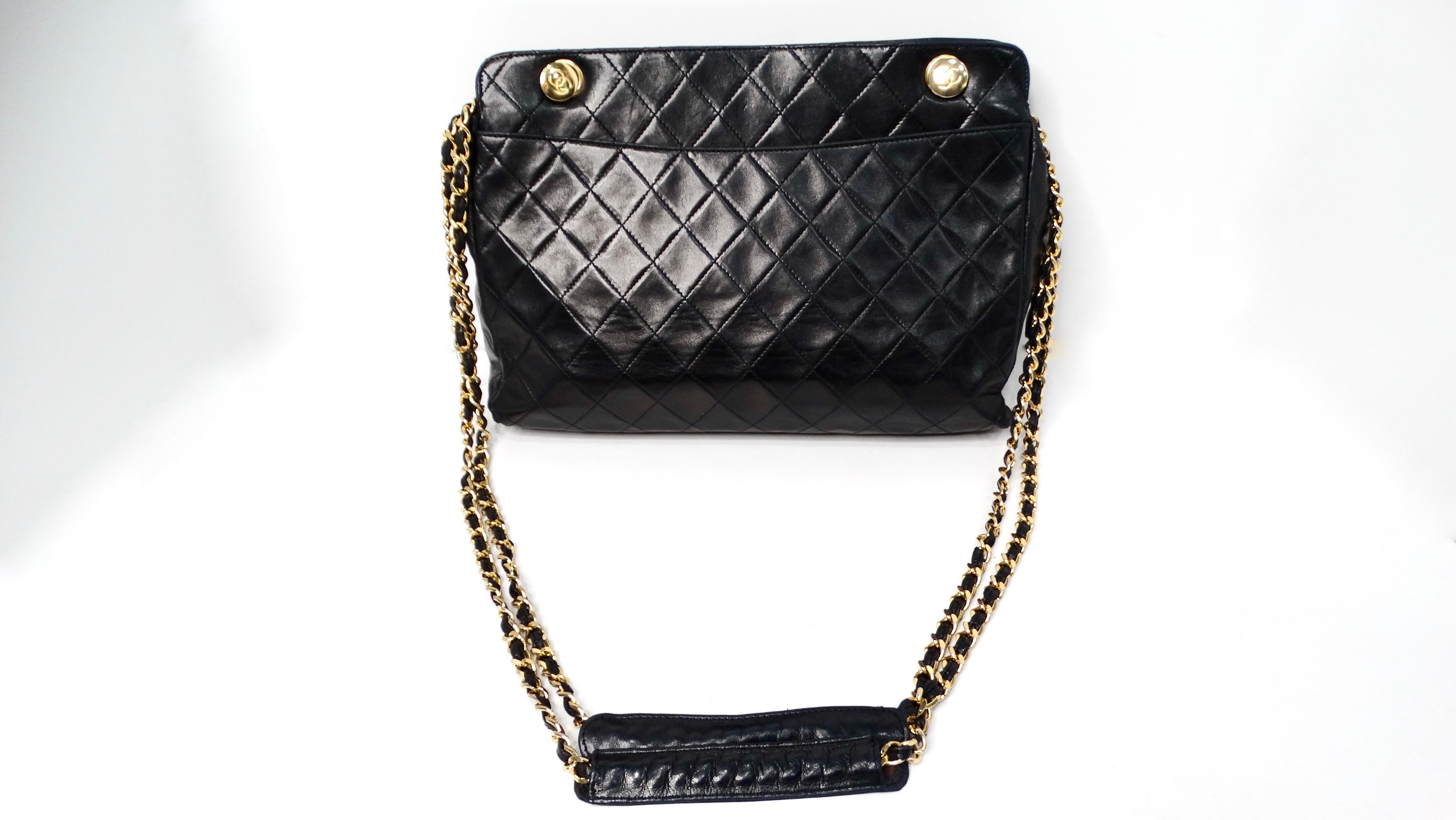 El bolso de hombro Chanel 1989 de bolsillo acolchado CC acolchado de piel de cordero brillante es un complemento atemporal para cualquier colección de lujo. Confeccionado en suntuosa piel de cordero, el bolso presenta un asombroso diseño acolchado
