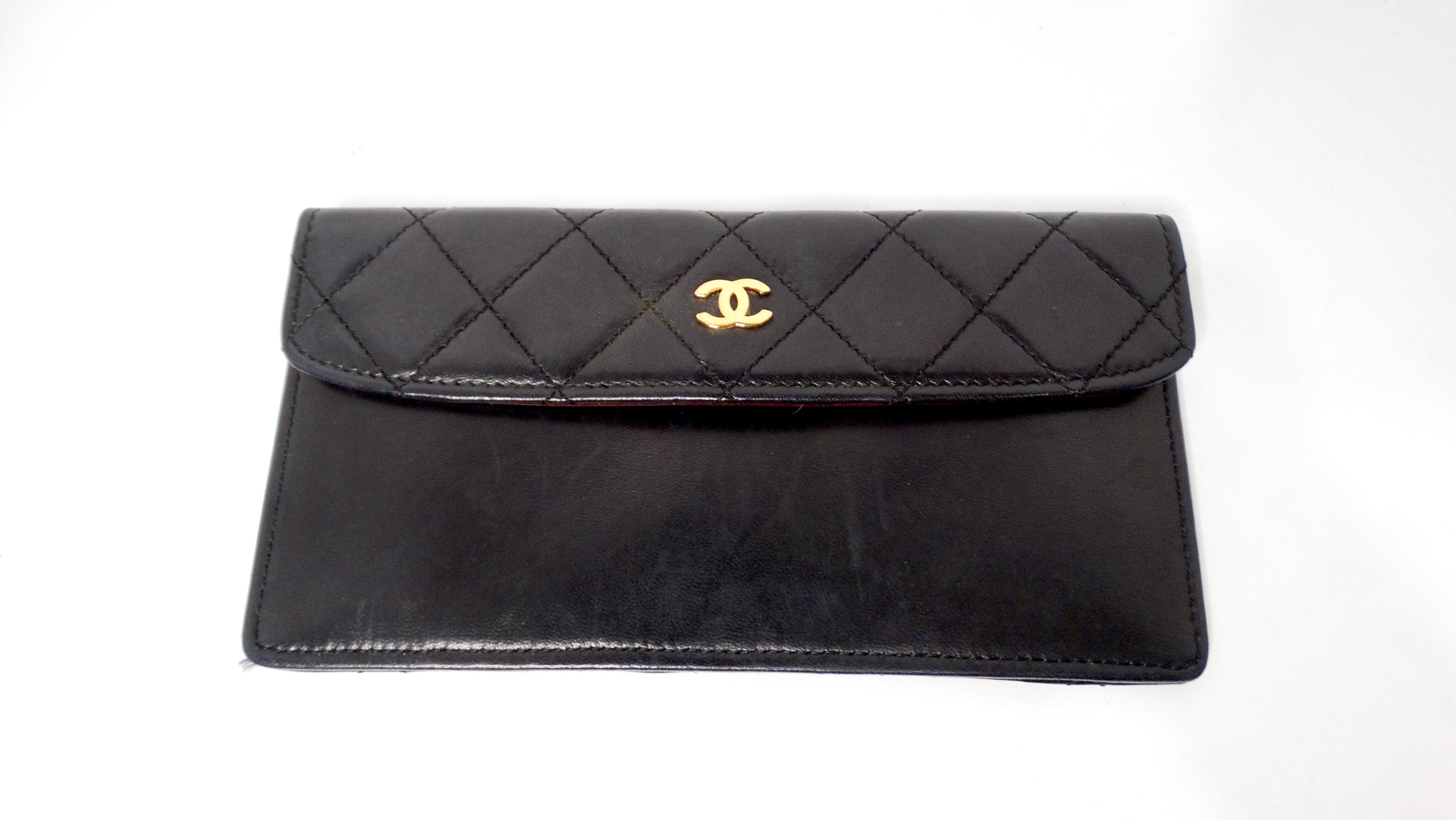 Chanel 1989 Bolso de bolsillo de piel de cordero brillante acolchado CC entrelazado en venta 1