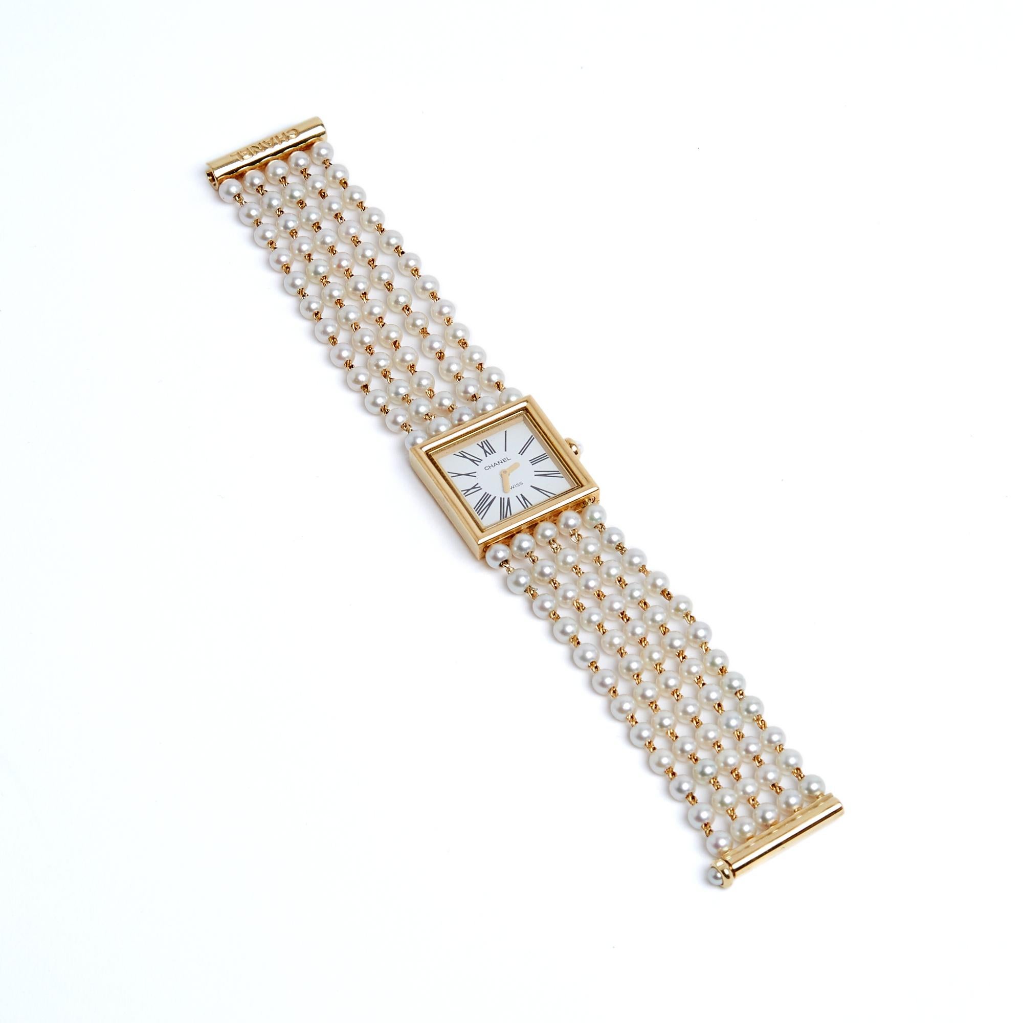Orologio modello Chanel Mademoiselle, cassa quadrata in oro giallo, movimento al quarzo, sfondo bianco con indici a numeri romani, corona con una piccola mezza perla, bracciale in oro giallo e perle, chiusura scorrevole in oro giallo, anno 1989.