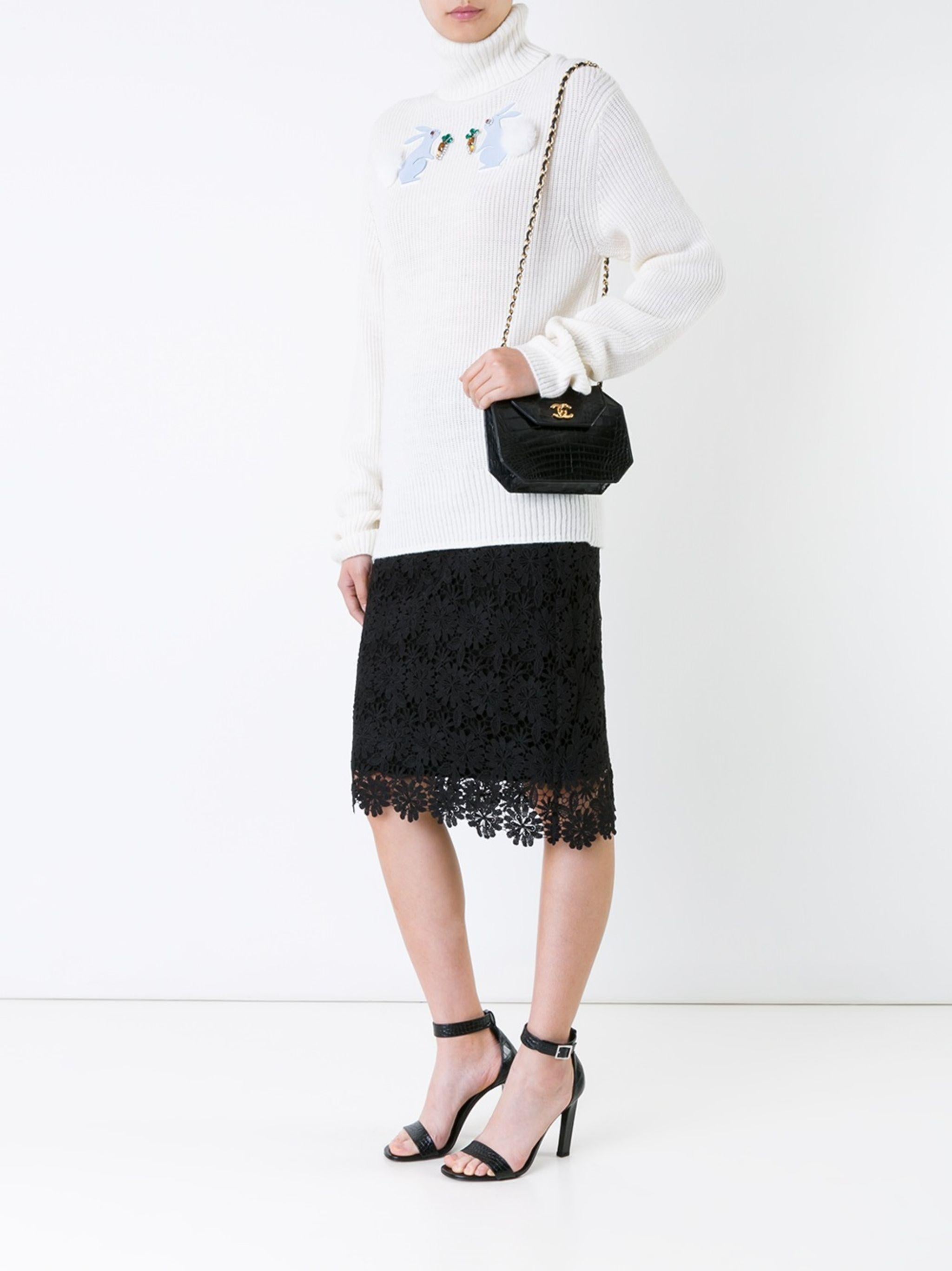 Chanel Rare Vintage Octogonal Croc Leather Shoulder Bag Flap 

Année : 1989 {Vintage 35 Years}

Matériel plaqué or 24 K K
Cuir de crocodile noir
Forme structurée octogonale
Couvercle à rabat avec fermeture twist-lock CC
Chaîne tressée et sangle en