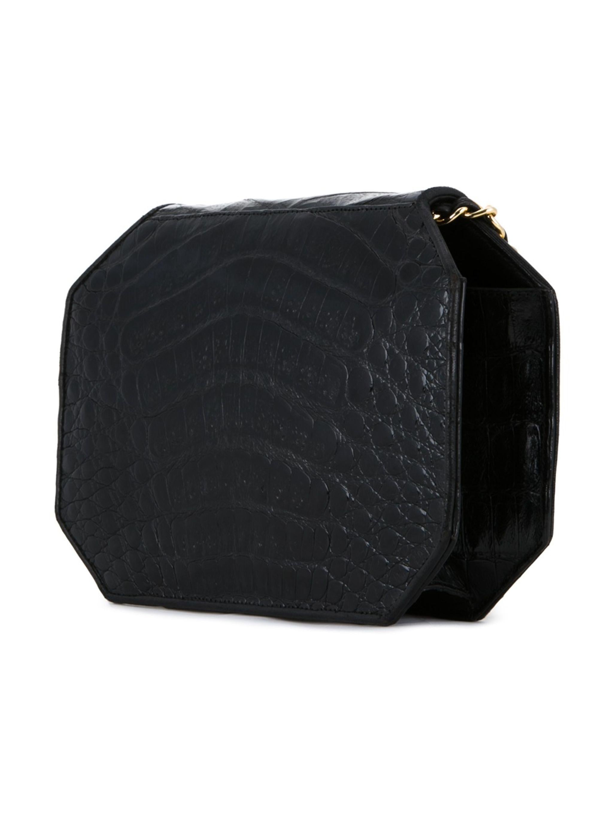 Rare sac à bandoulière à rabat vintage octogonal en cuir croco Chanel 1989 Pour femmes en vente