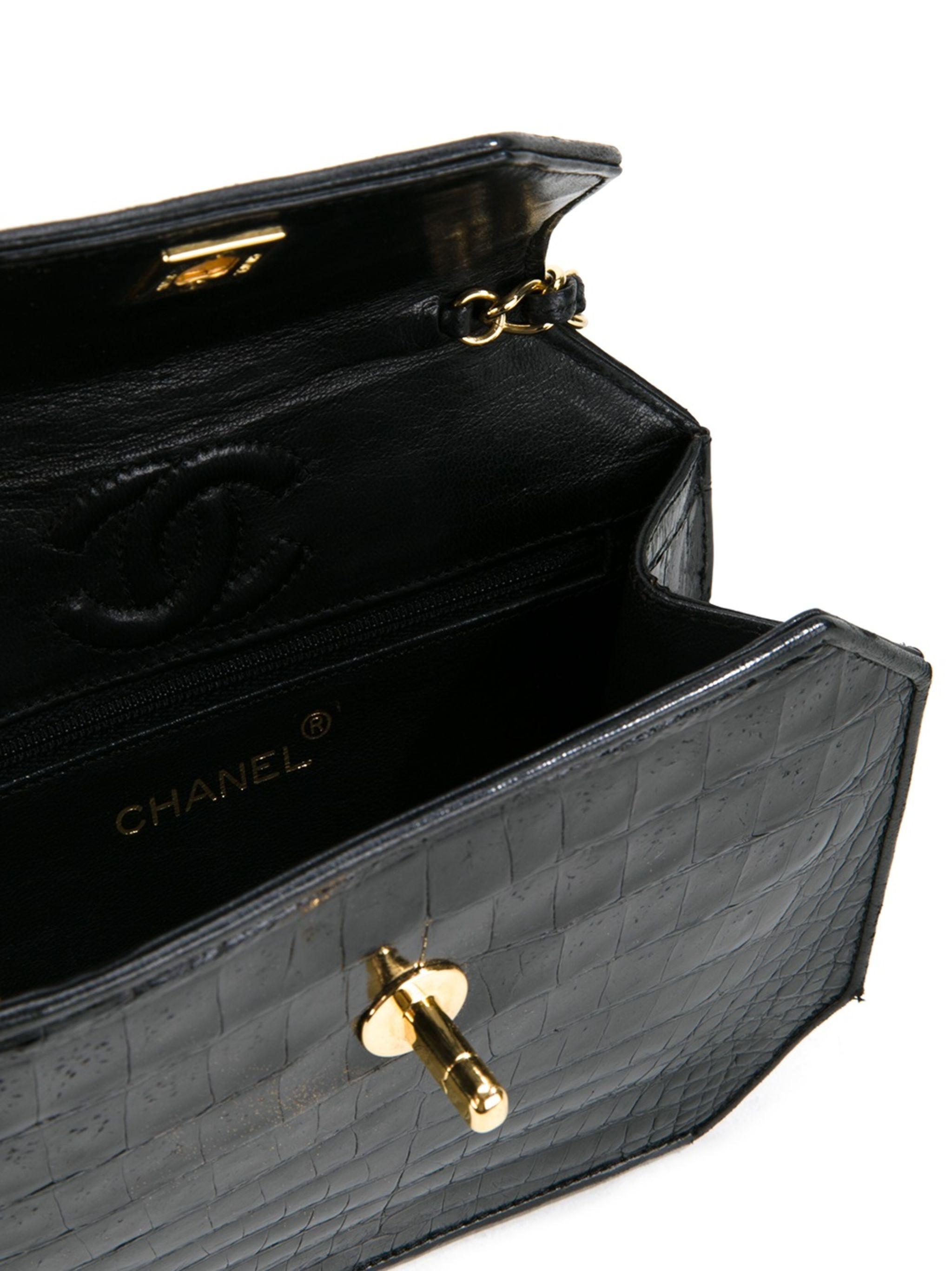 Rare sac à bandoulière à rabat vintage octogonal en cuir croco Chanel 1989 en vente 1