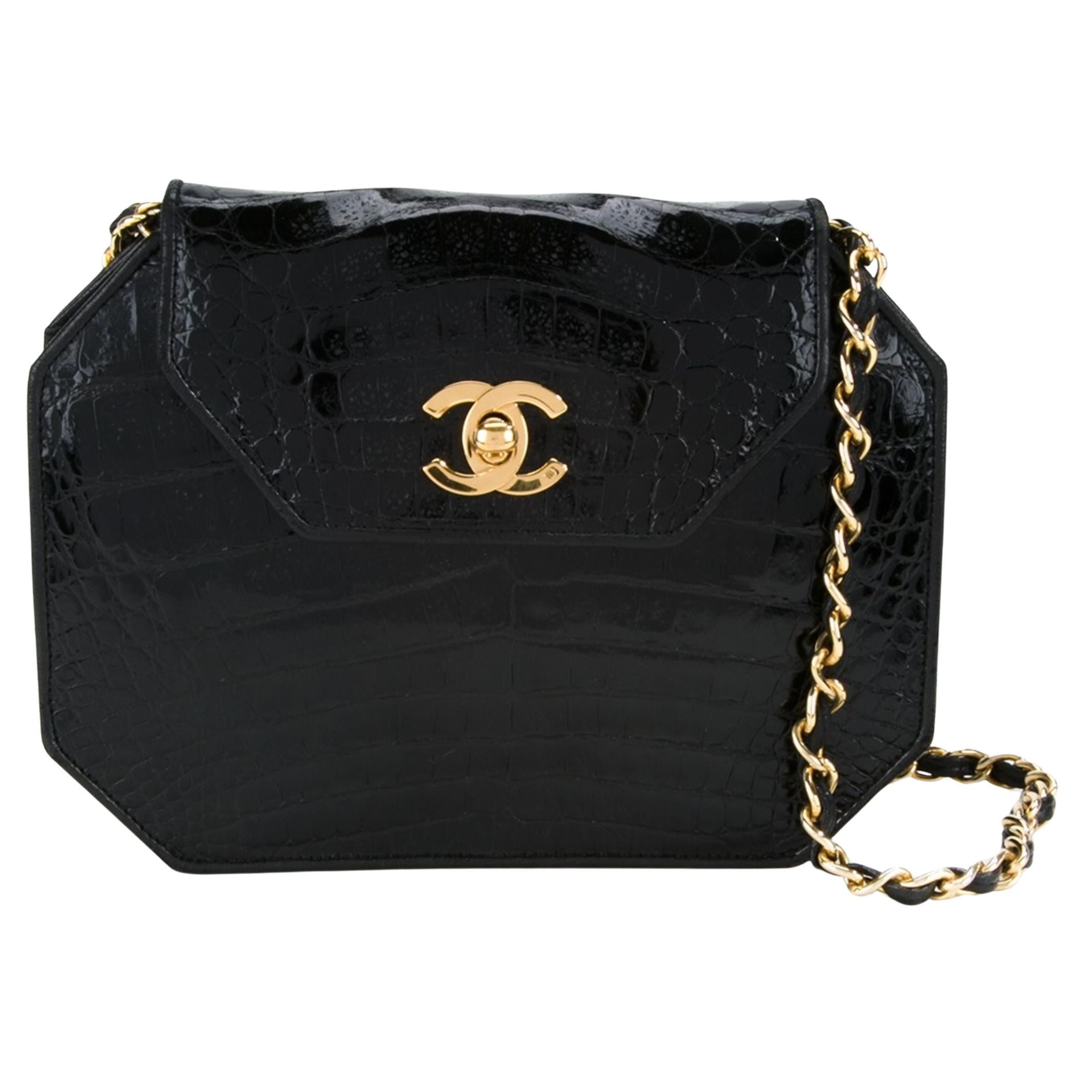 Rare sac à bandoulière à rabat vintage octogonal en cuir croco Chanel 1989