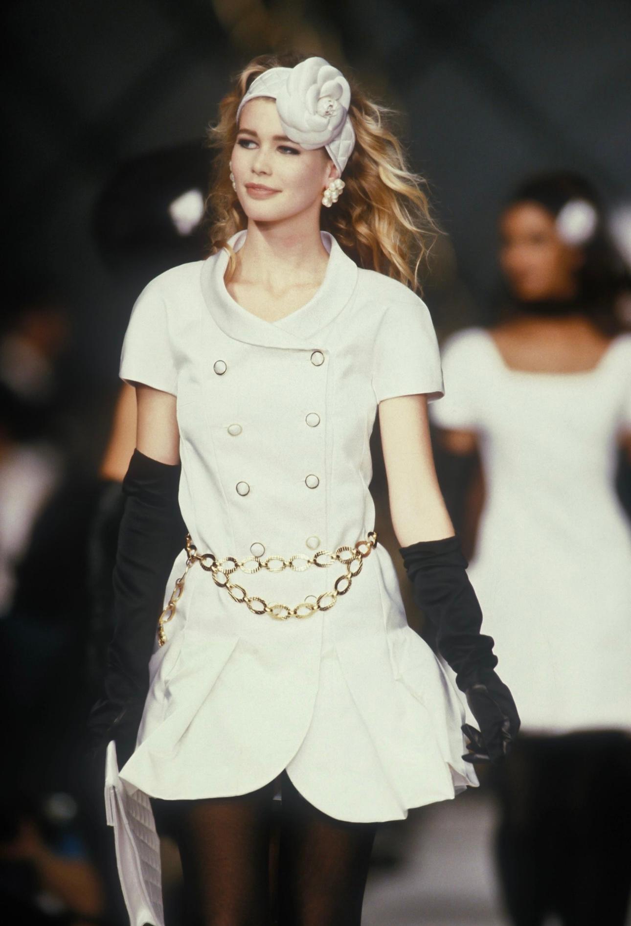Rara pasarela 1990-1991 Chanel vestido de satén de seda negro doble corpiño como se ve en Claudia Schiffer en blanco, excelente estado, sólo un botón no original reemplazado pero es un botón oculto cuando te pones el vestido. Talla 38 FR se ajusta a