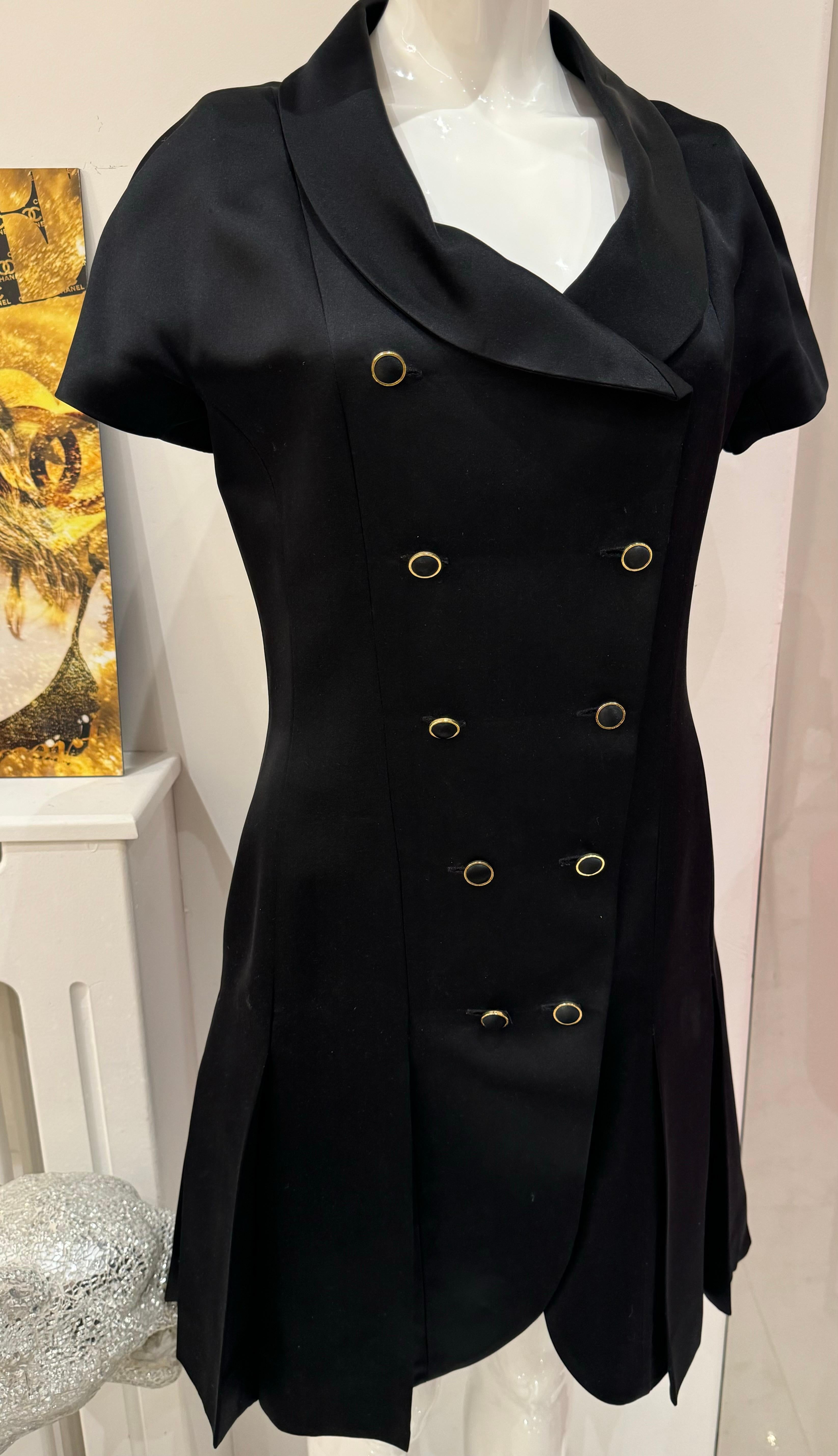 Vestido de satén de seda negro de la pasarela Chanel 1990-1991 en Excelente Estado en PARIS, FR