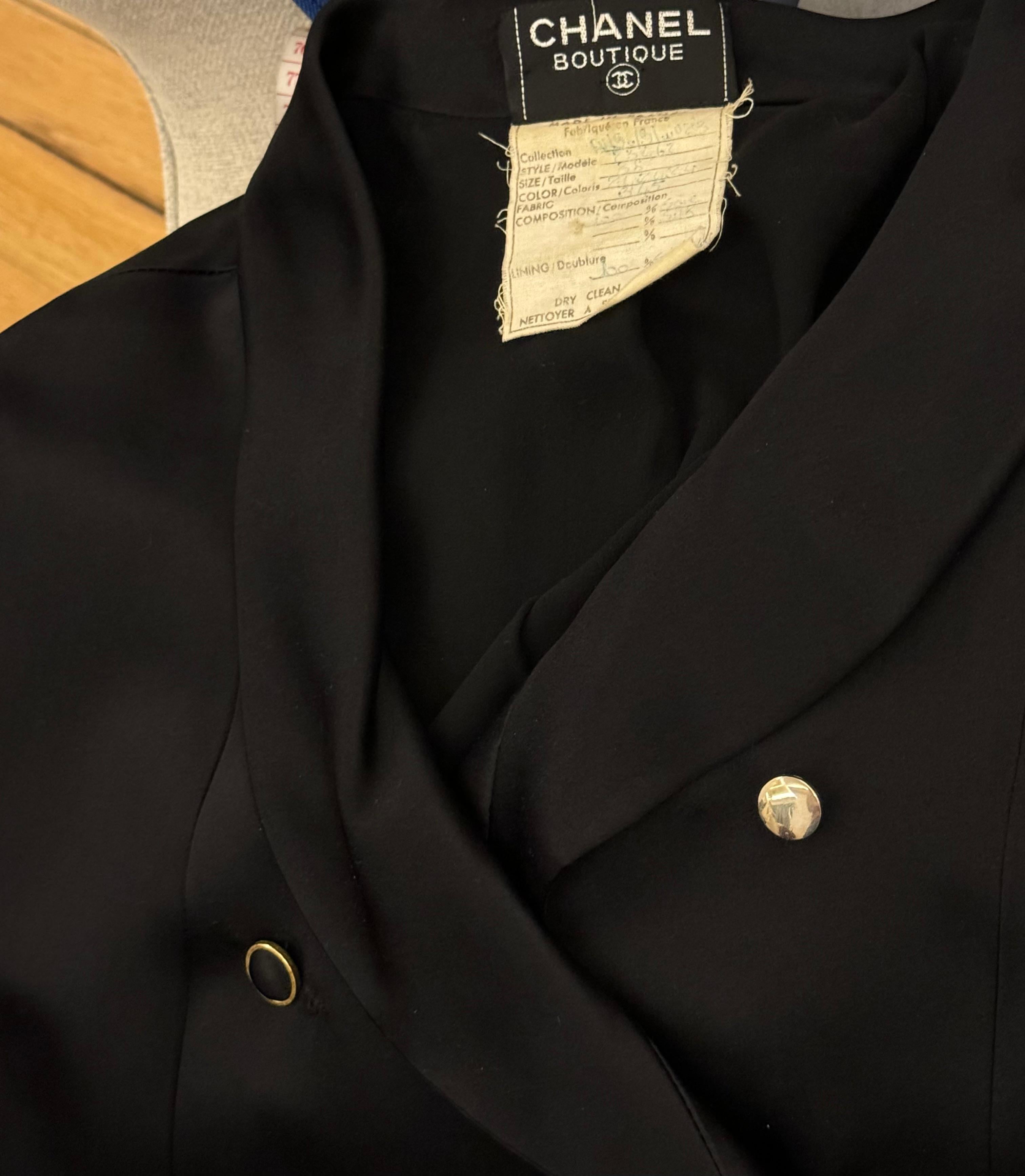 Vestido de satén de seda negro de la pasarela Chanel 1990-1991 3