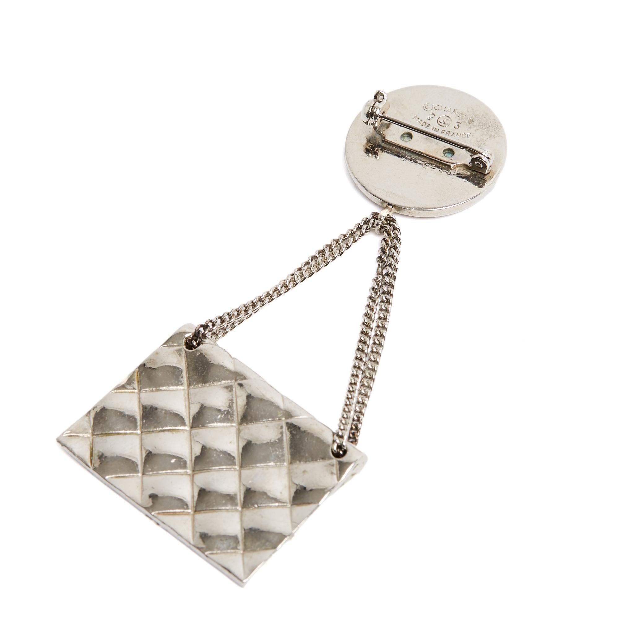 Chanel 1990 Broche CC Sac Timeless Classique Borsa Spilla in metallo argento In condizioni ottime in vendita a PARIS, FR