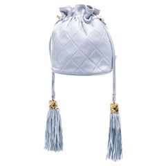 Chanel 1990, secchiello con coulisse trapuntato bicolore in pelle d'agnello blu chiaro, Hobo