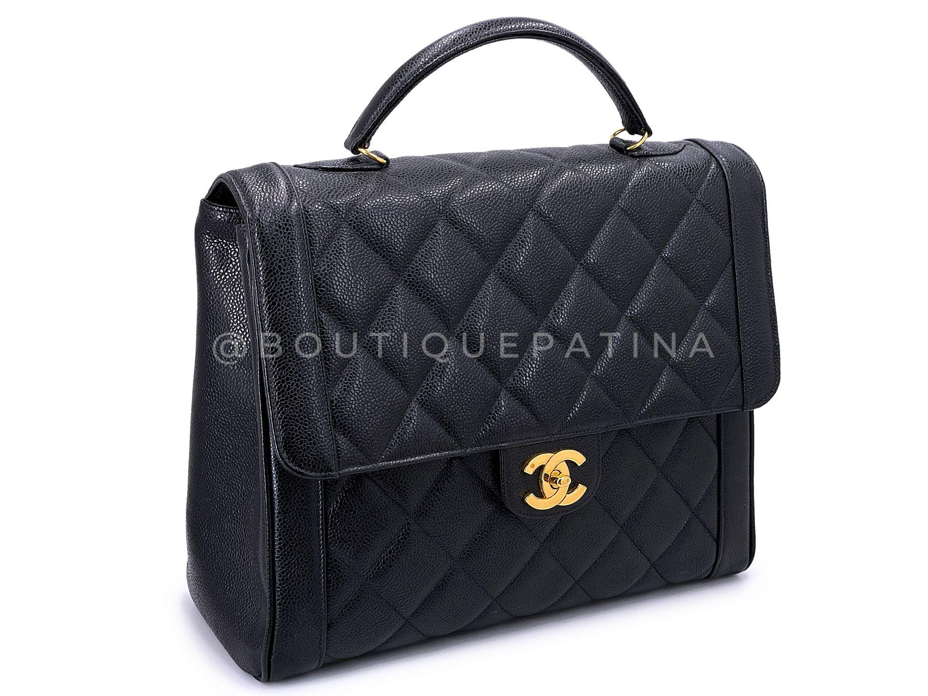 Article de magasin : 68785
Ce sac Chanel 1990 Vintage Black Caviar Mademoiselle Jumbo Kelly Bag 24k GHW est grand ! Avec une largeur de base de plus de 12 pouces, il permet de transporter la plupart des ordinateurs portables et peut servir de grand