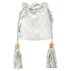 Chanel 1990 Vintage Metallic Silber gesteppte Mini-Mini-Lammfell-Tasche mit Kordelzug und Quaste