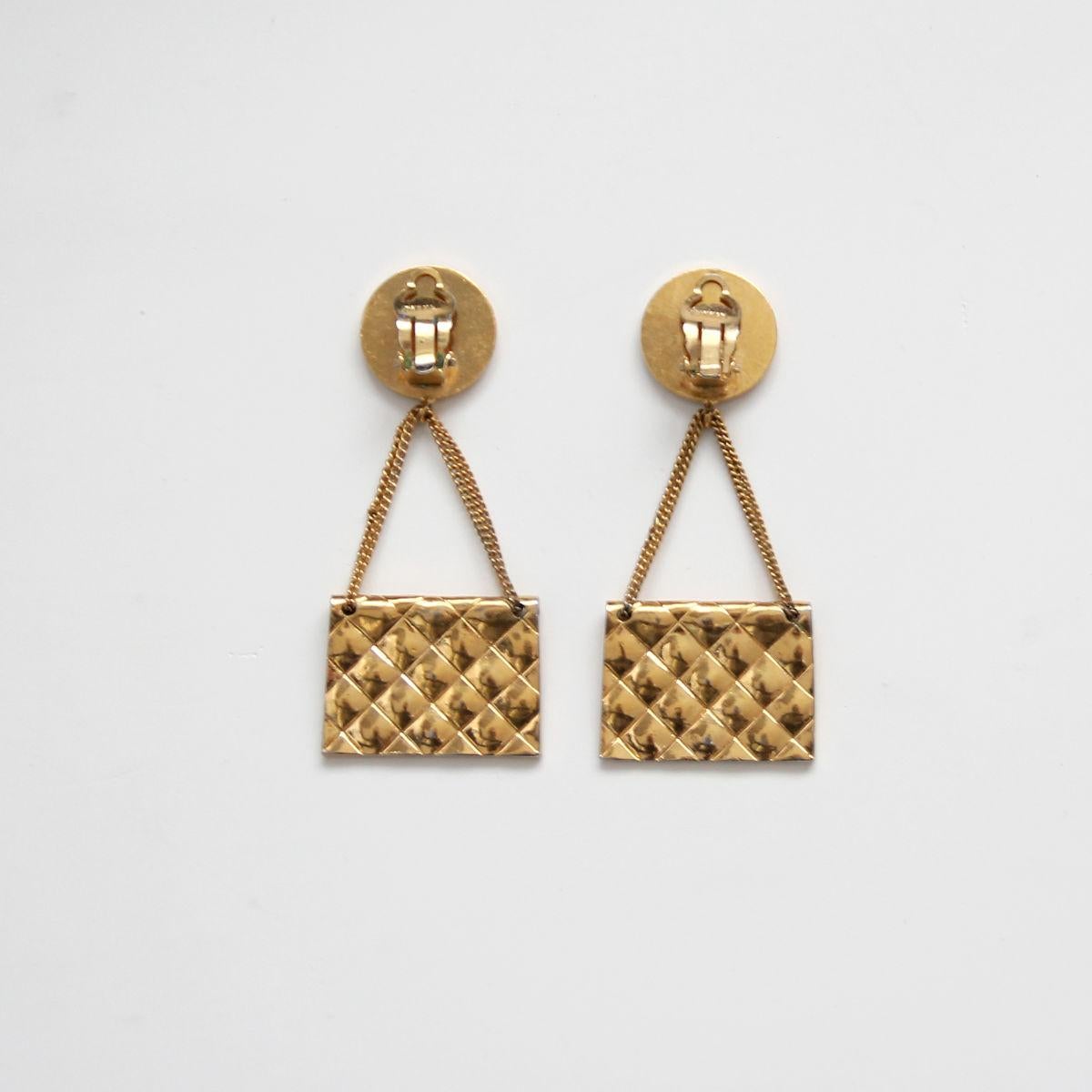 CHANEL 1990s 31 Rue Cambon Gold Toned Quilted Flap Bag Clip-On Earrings In Good Condition In Arnsberg, NW