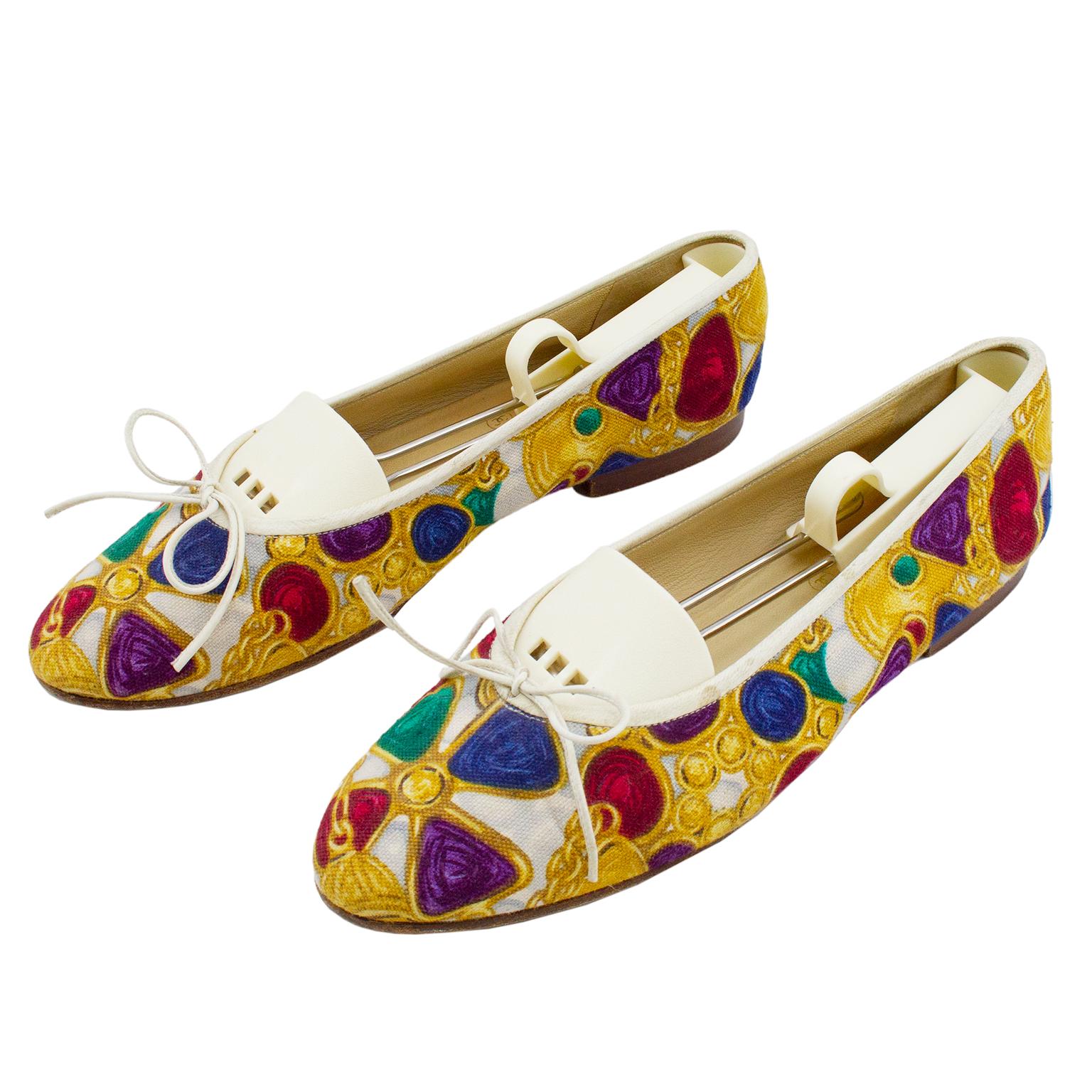 Hard to find 1990's Chanel classic ballet flat in white leather and all over print Gripoix gem fabric. This collection was a bold departure from the classic leather ballet flat and was sold out very quickly. This pair is in good vintage condition
