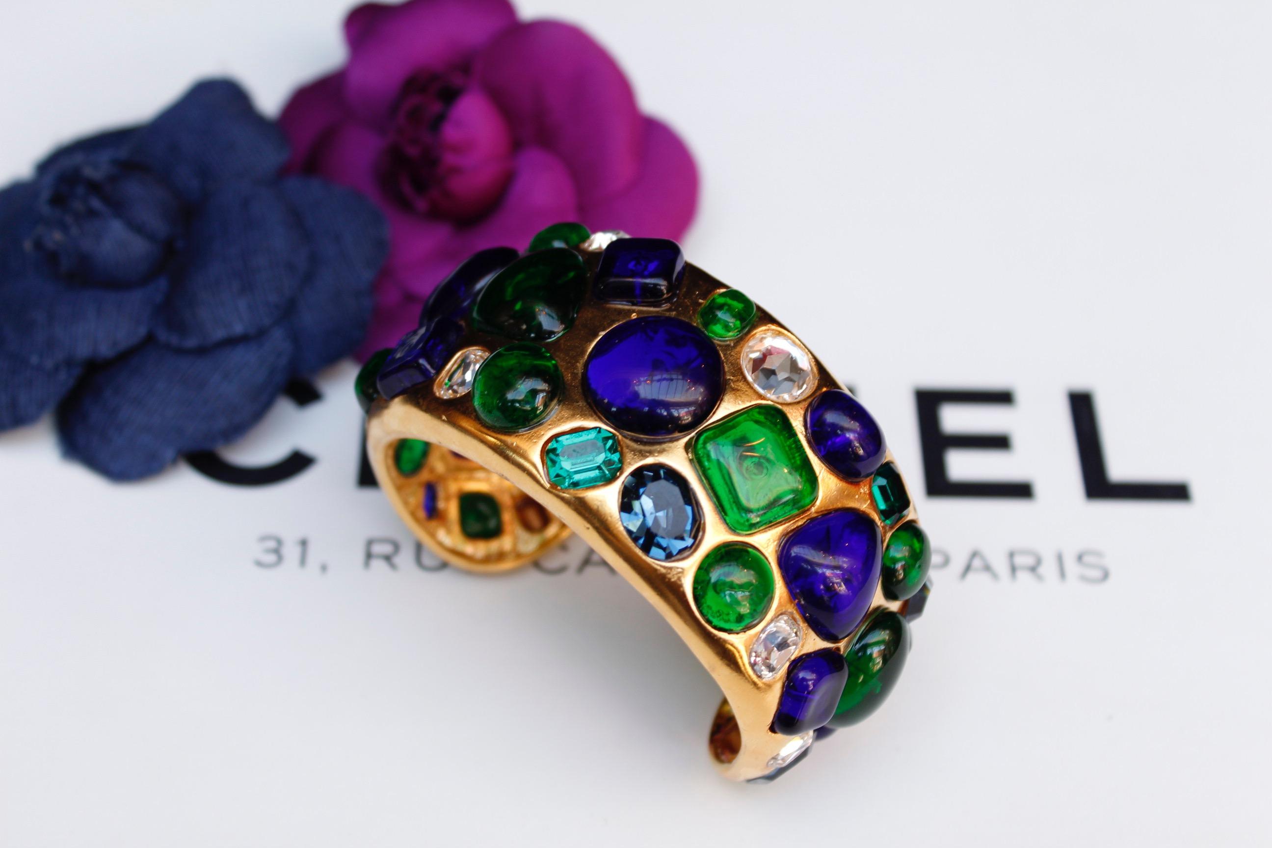 CHANEL 1990s Beautiful gilted metal cuff bracelet and glass paste cabochons In Excellent Condition For Sale In Paris, FR