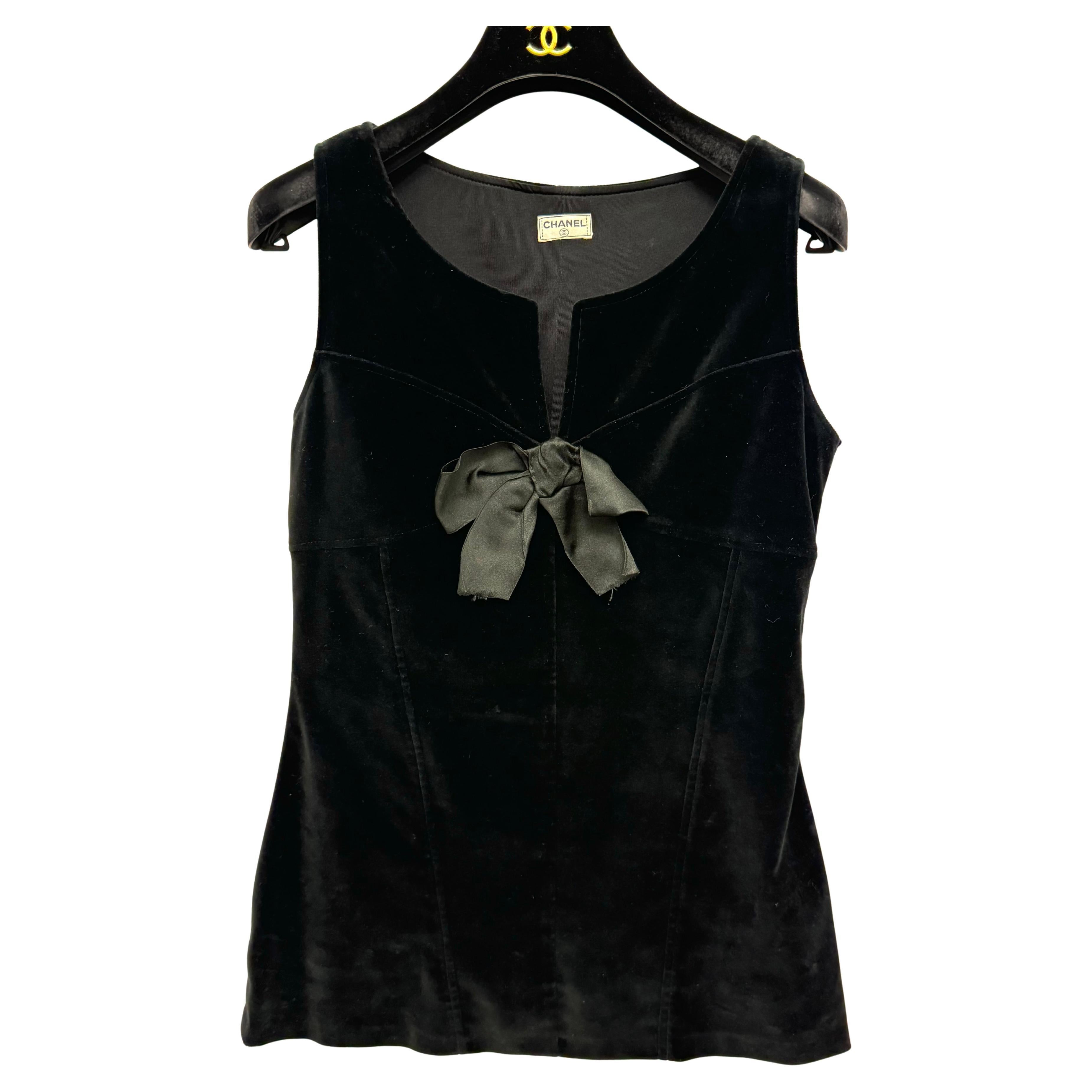Canotta Chanel anni 
90 in velluto nero con fiocco in raso di Karl Lagerfeld in vendita