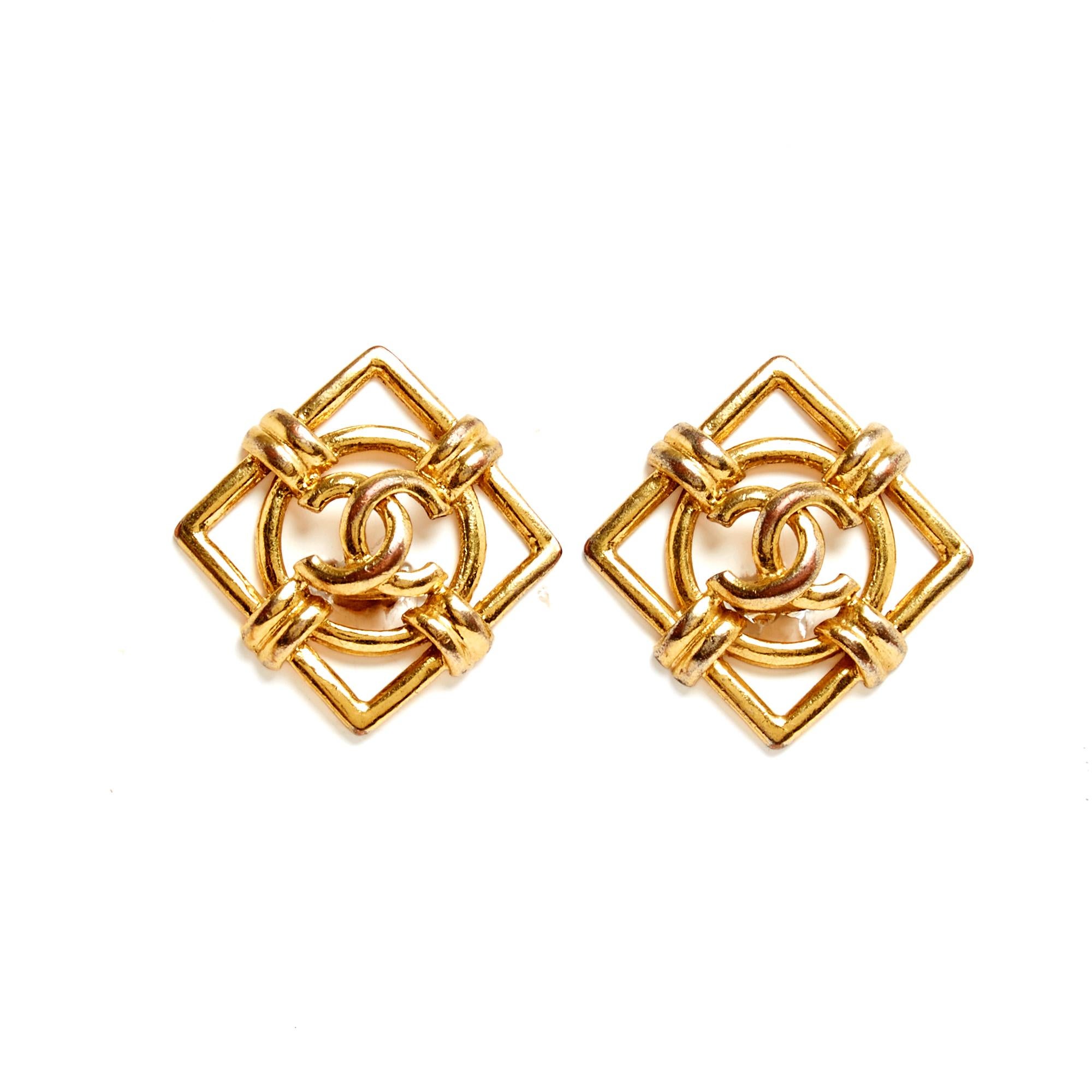 Women's Chanel 1990s Boucles oreille Clip CC Square Round CC Clip on Earrings For Sale