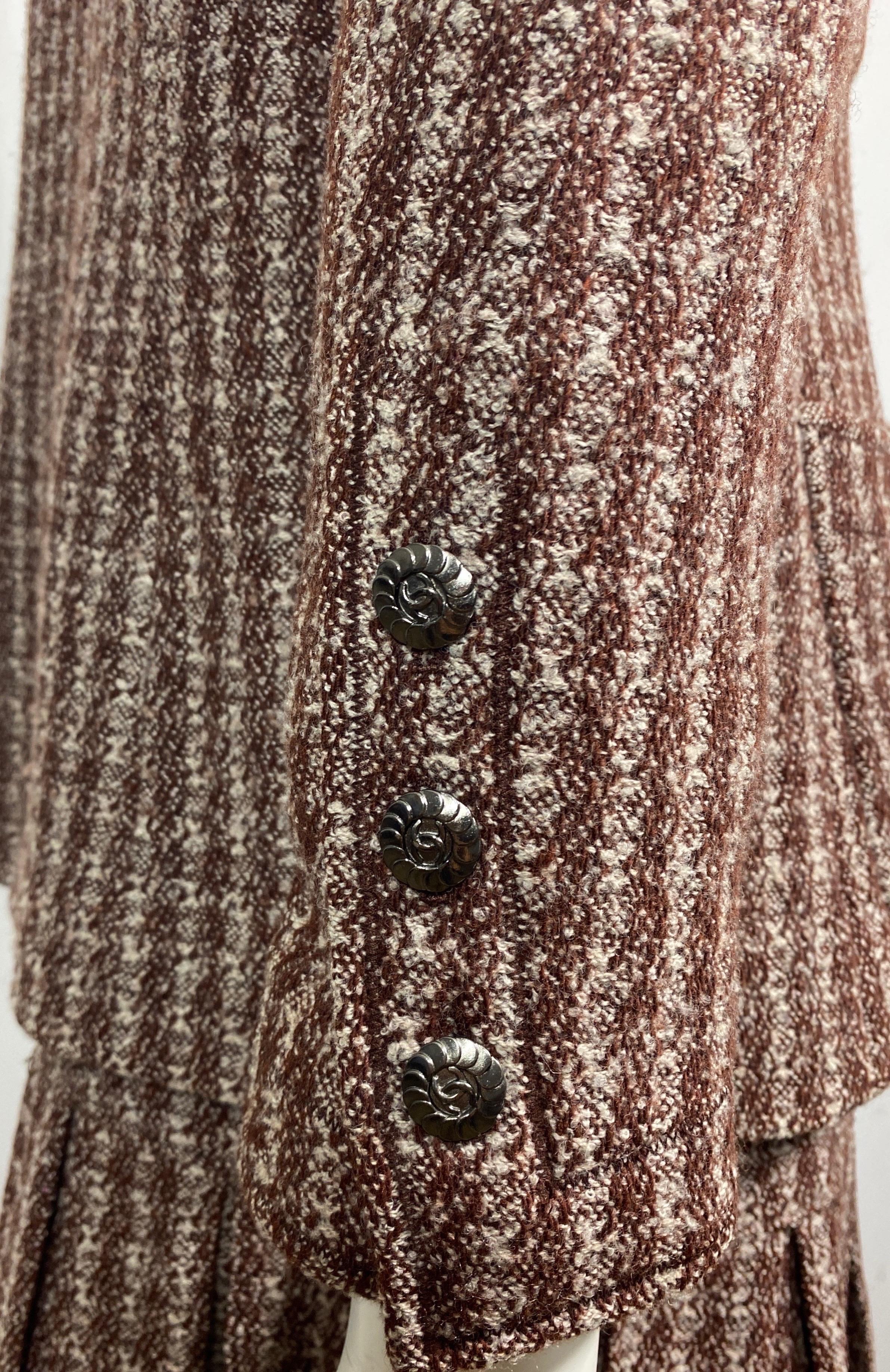 Chanel 1990’s Brown and Crème Wool Nailshead Tweed Skirt Suit-size 36 For Sale 7