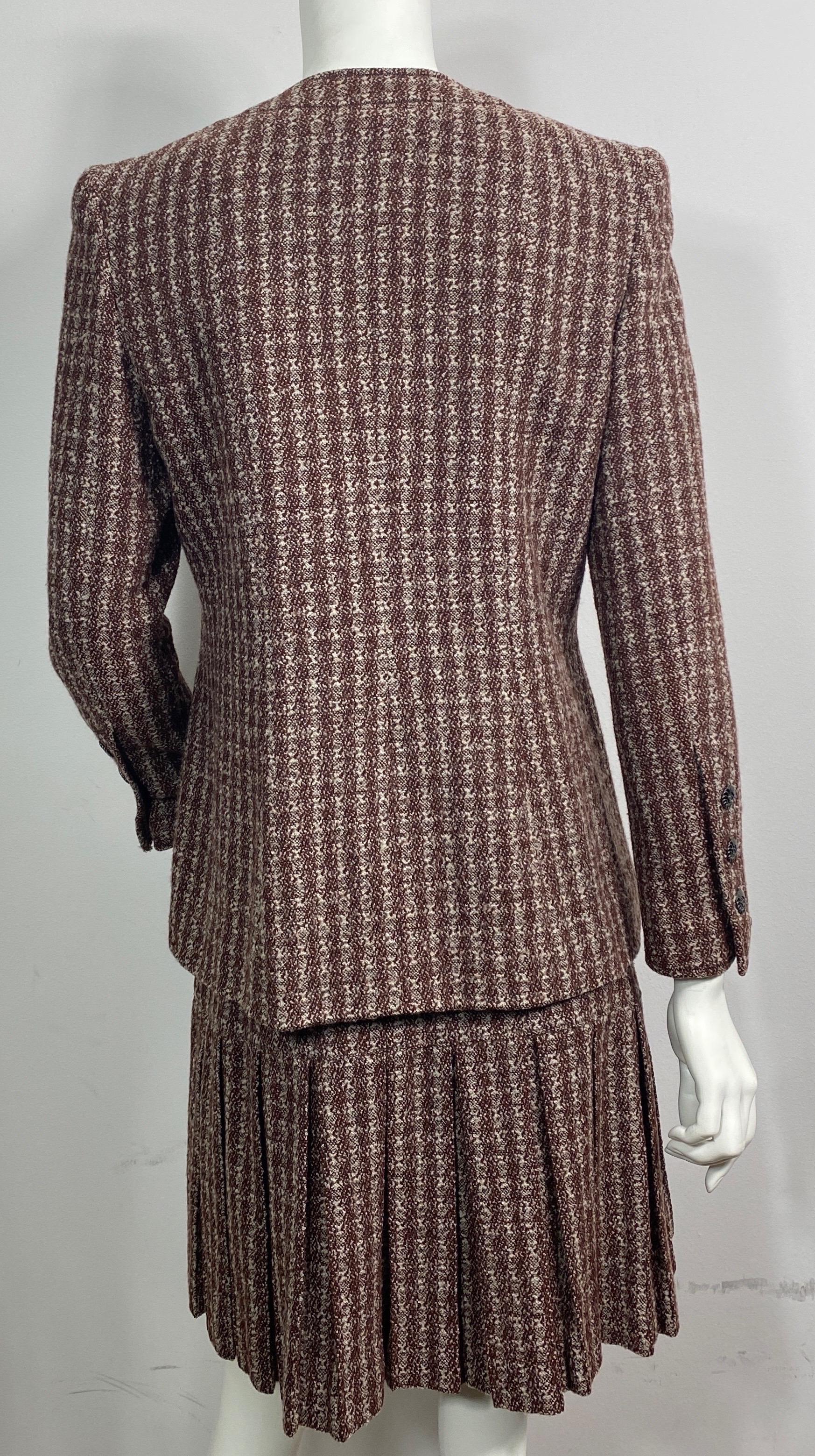 Chanel 1990’s Brown and Crème Wool Nailshead Tweed Skirt Suit-size 36 For Sale 8