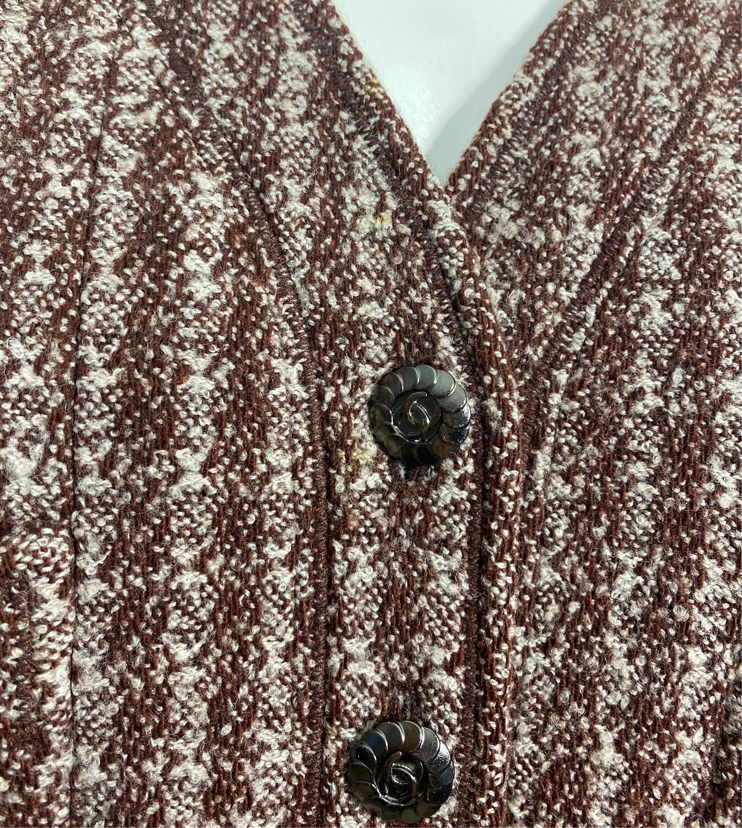 Chanel 1990’s Brown and Crème Wool Nailshead Tweed Skirt Suit-size 36 For Sale 2