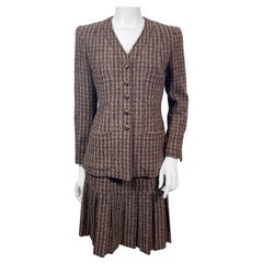 Traje de falda de tweed de lana marrón y crema de Chanel de los años 90-talla 36