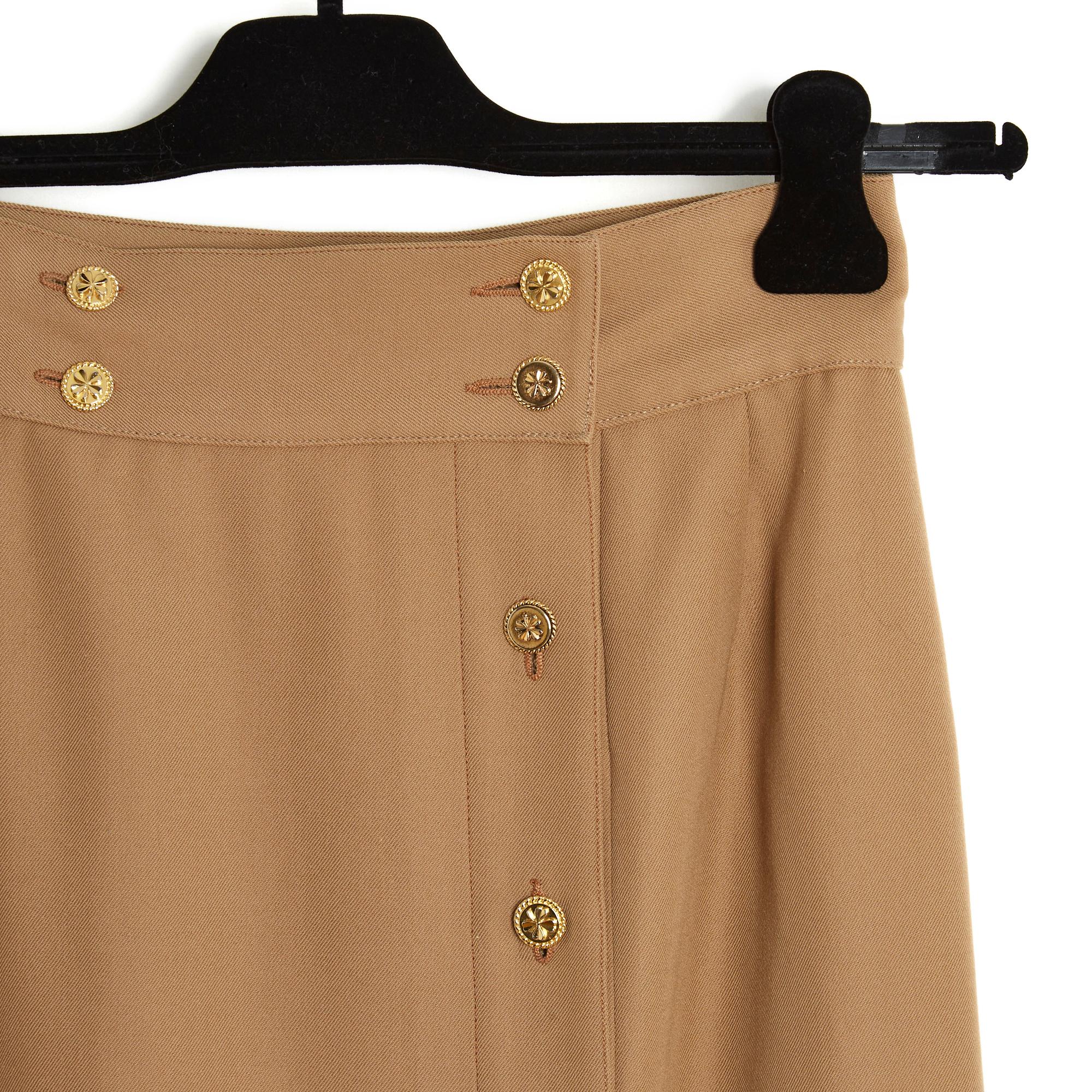 Chanel skirt circa 1990 in camel wraparound wool cloth closed with 4 clover buttons at the waist and 5 along the entire height, matching silk lining. No more composition label or size but the measurements indicate a 36FR: size 36 cm, length 60 cm.
