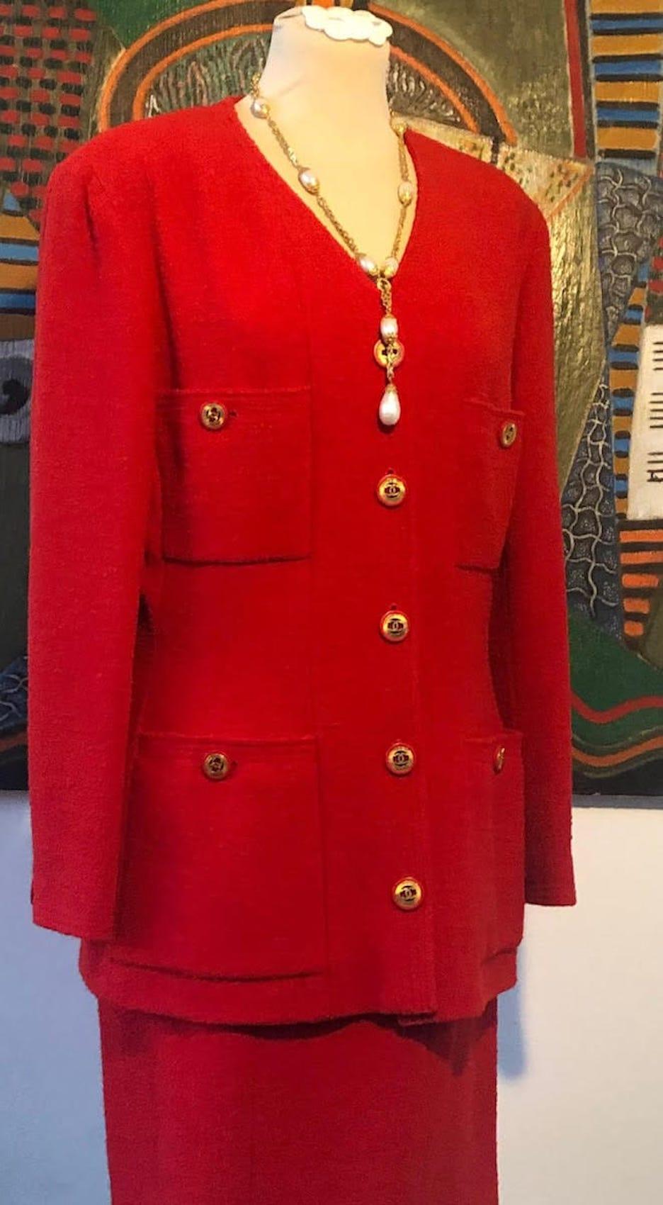 CHANEL 1990s CC-Knöpfe Einreihige Jacke Anzug Rot Tweed Bouclé
Ein klassischer, seltener roter CHANEL-Bouclé-Rockanzug aus der Collection'S der 1990er Jahre mit wunderschönen Knöpfen (die Knöpfe sehen aus wie Chanel-Ohrringe). Einreihige Jacke mit
