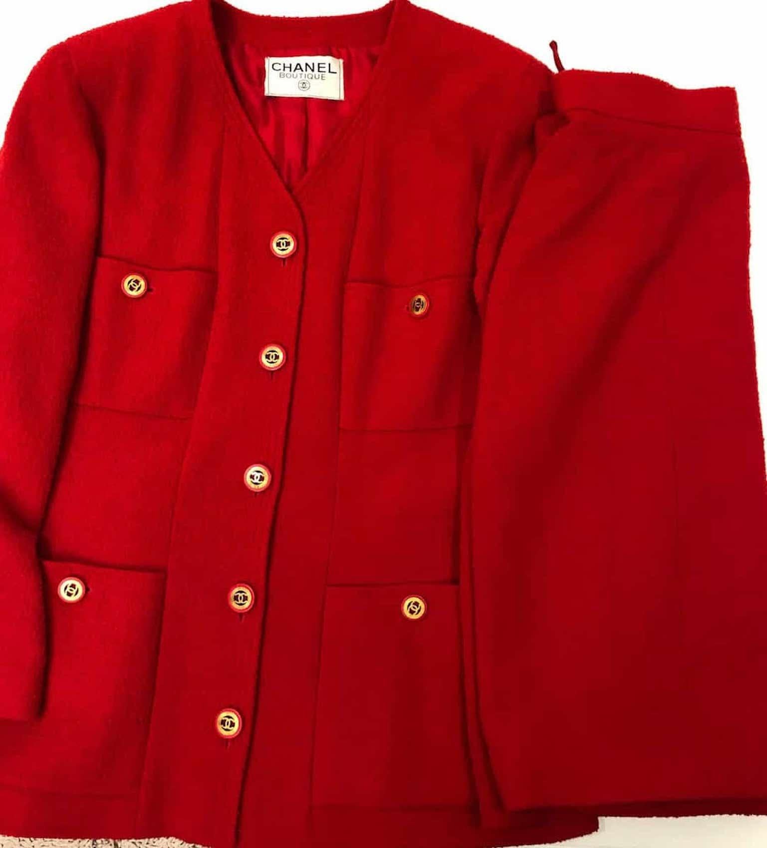 CHANEL 1990s CC-Knöpfe Einreihige Jacke Anzug Rot Tweed Bouclé im Zustand „Hervorragend“ im Angebot in London, GB