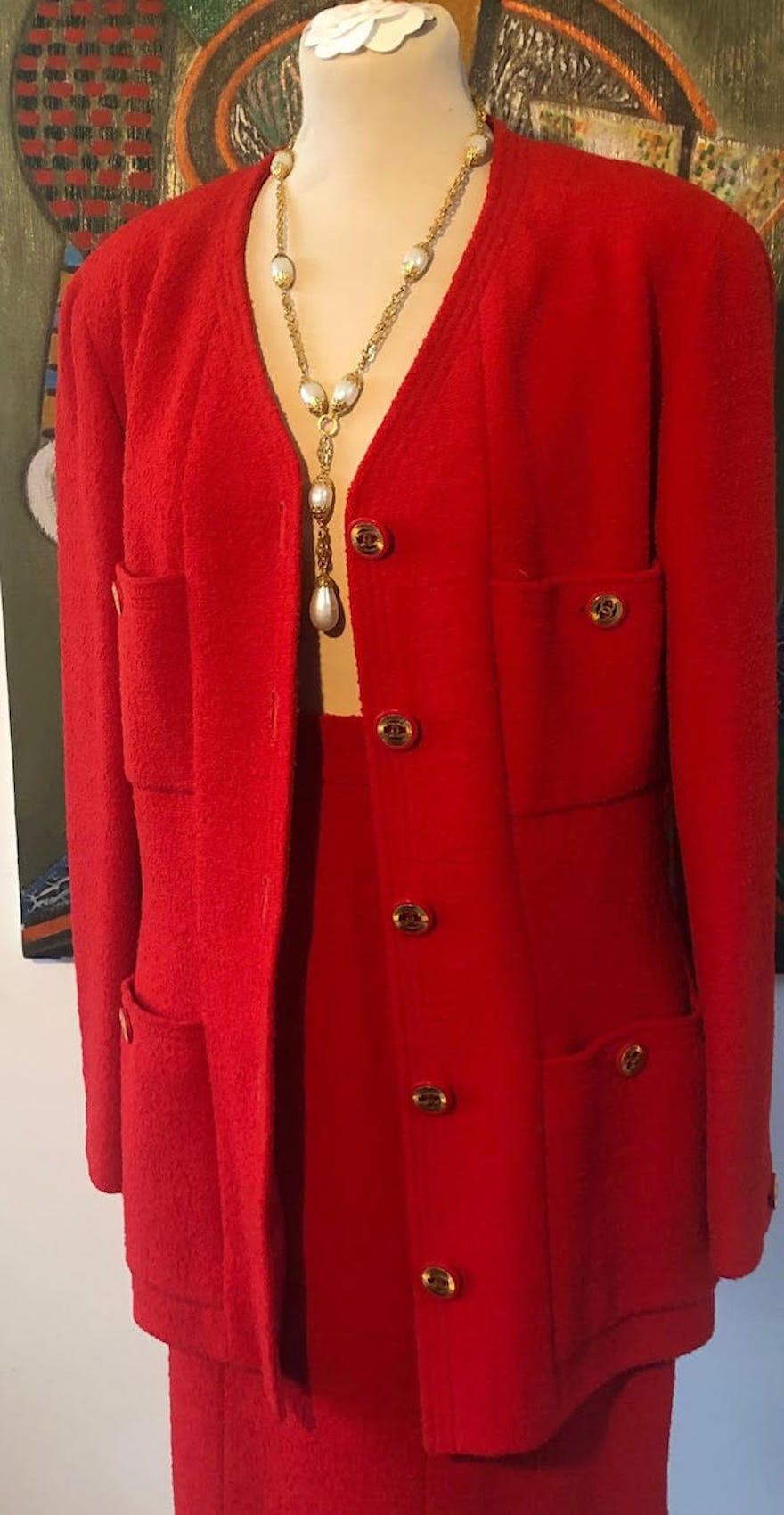 CHANEL 1990s CC-Knöpfe Einreihige Jacke Anzug Rot Tweed Bouclé im Angebot 1