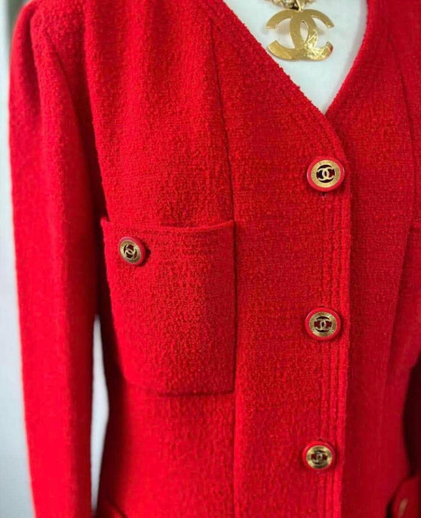 CHANEL 1990s CC-Knöpfe Einreihige Jacke Anzug Rot Tweed Bouclé im Angebot 2