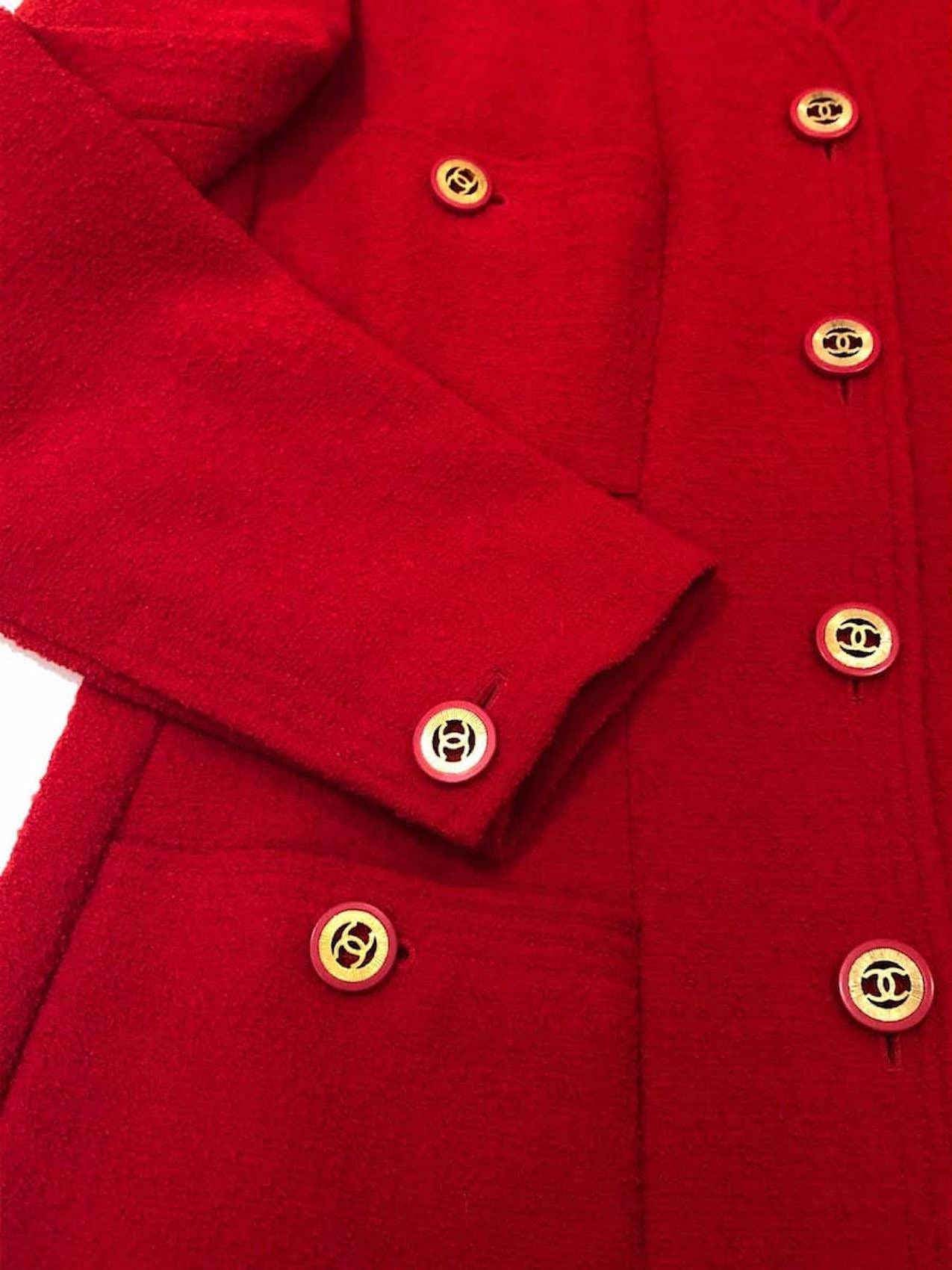 CHANEL 1990s CC-Knöpfe Einreihige Jacke Anzug Rot Tweed Bouclé im Angebot 3