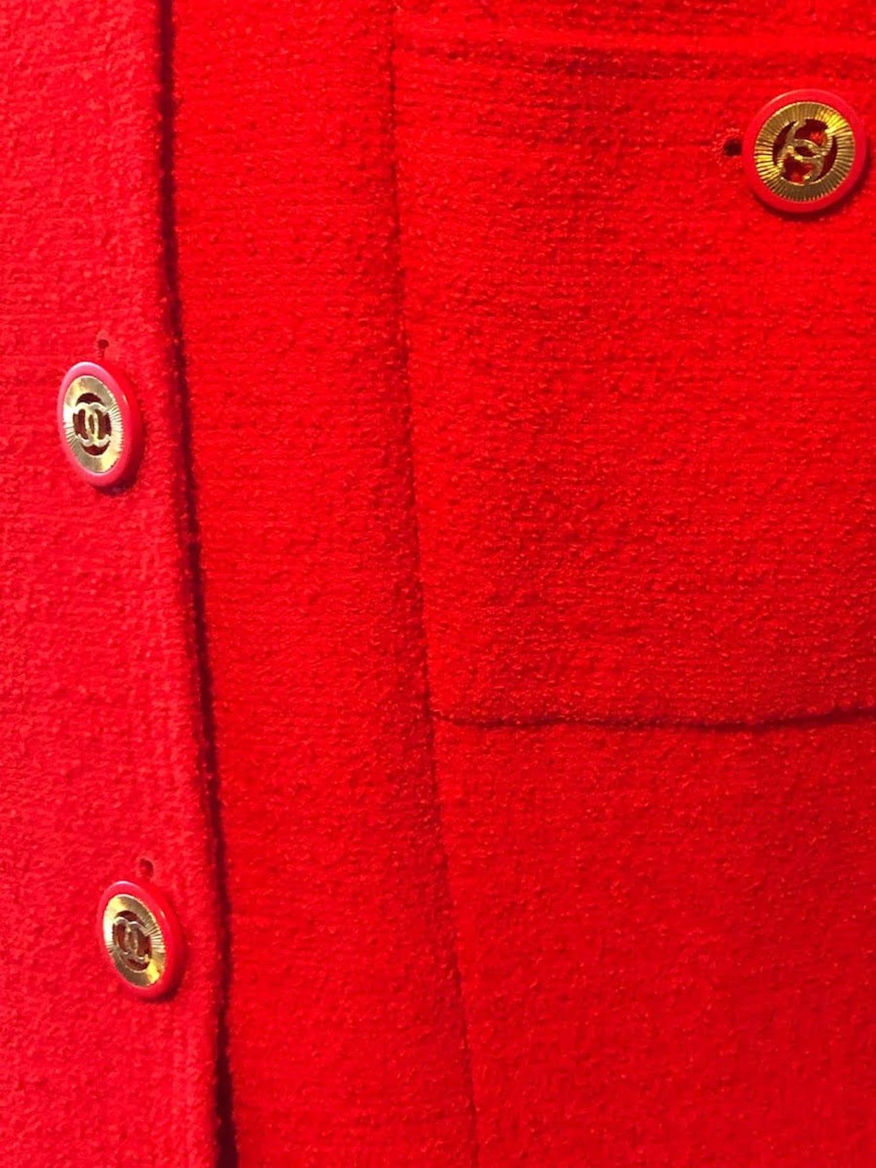 CHANEL 1990s CC-Knöpfe Einreihige Jacke Anzug Rot Tweed Bouclé im Angebot 4