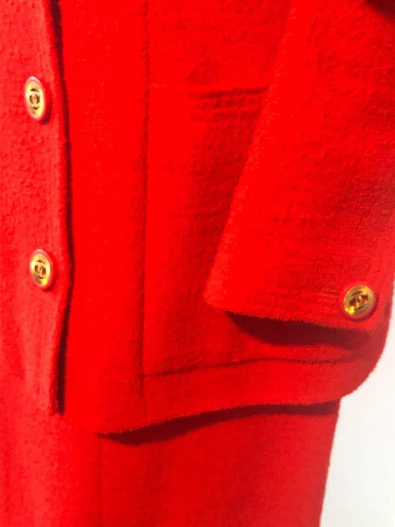 CHANEL 1990s CC-Knöpfe Einreihige Jacke Anzug Rot Tweed Bouclé im Angebot 5