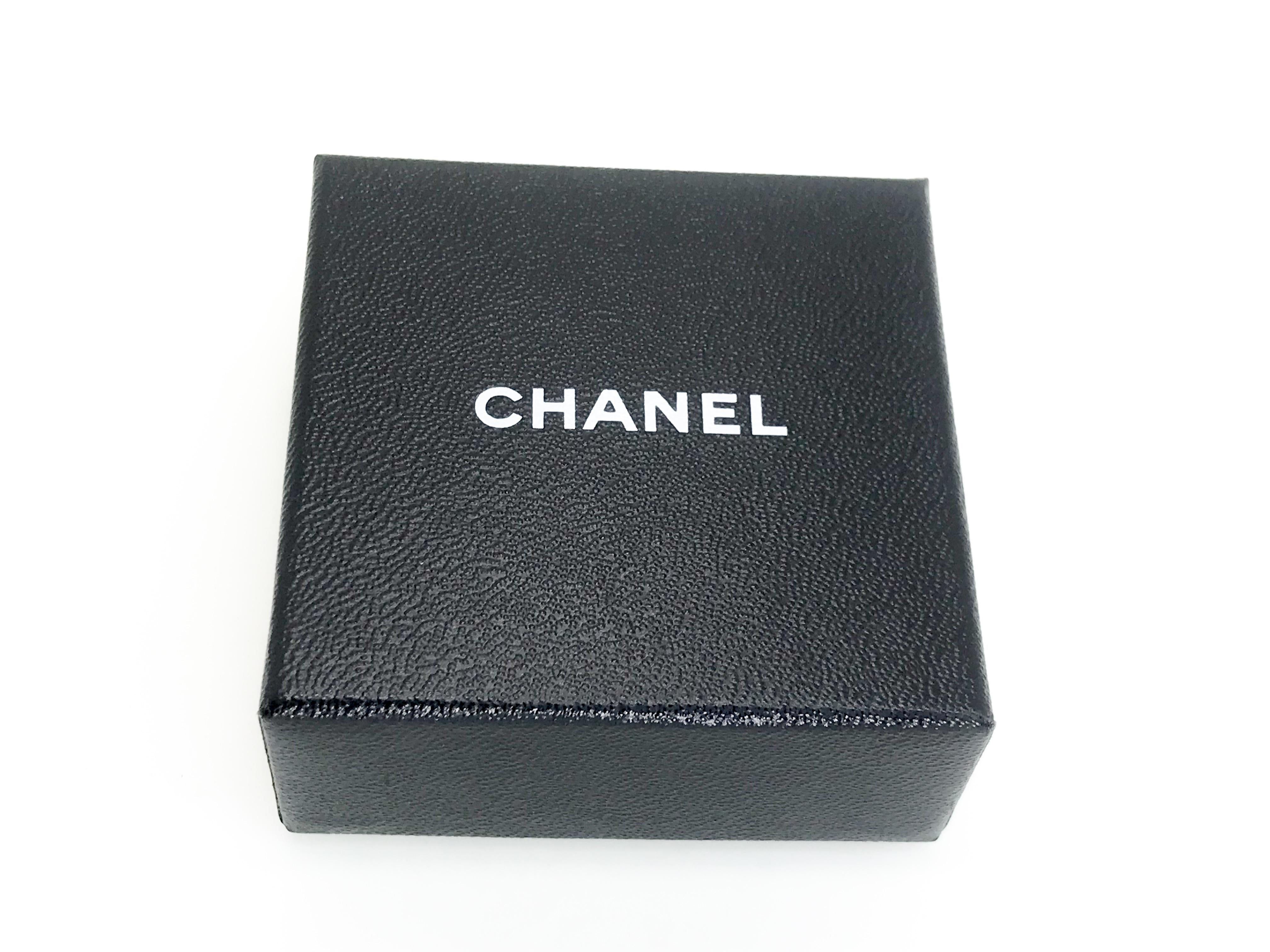 Chanel 1990s CC Logo Brooch Pin für Damen oder Herren im Angebot
