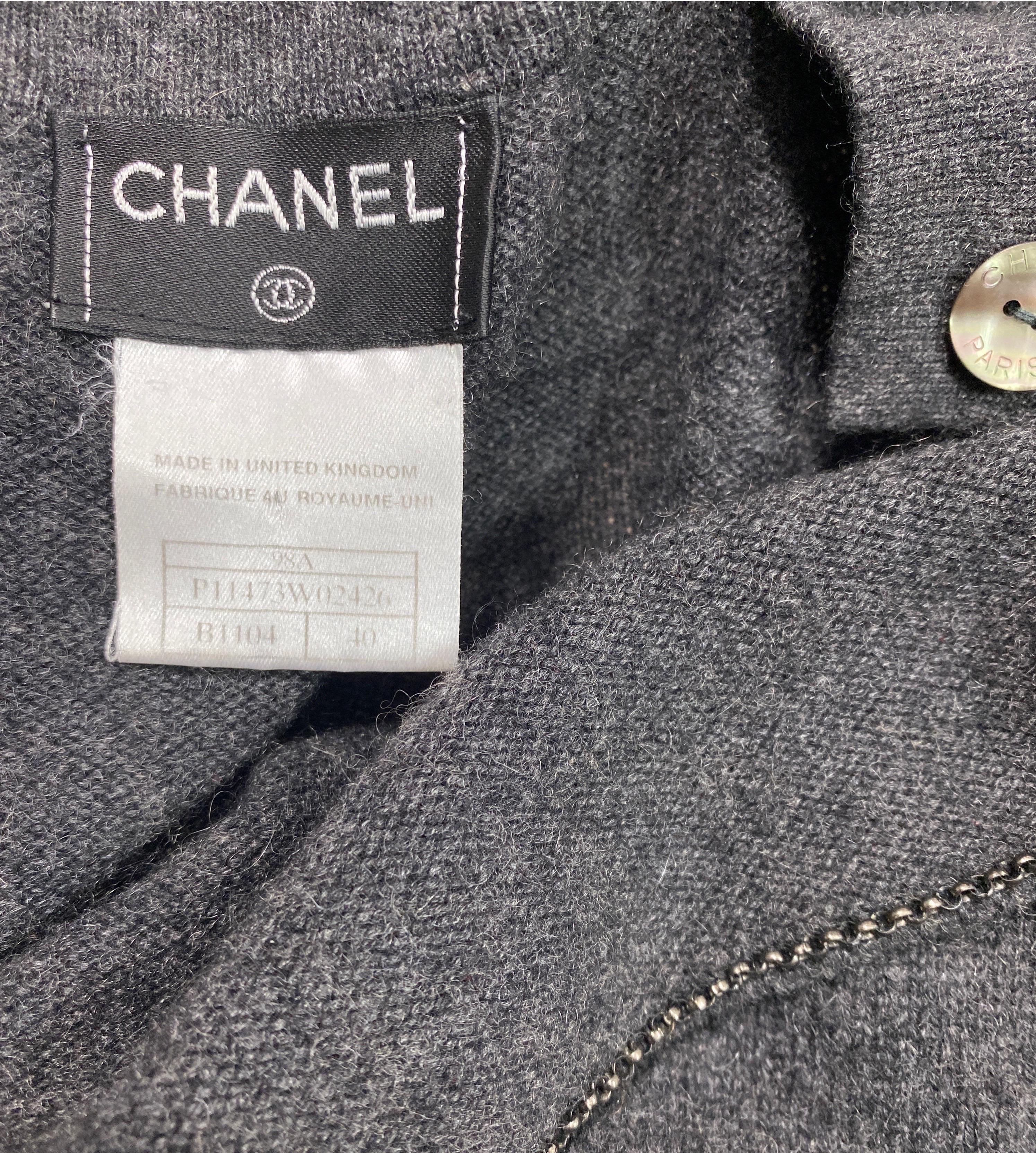 Chanel 1990’s Charcoal Grey Two Tone Cashmere Sweater Set-Size 40 For Sale 8