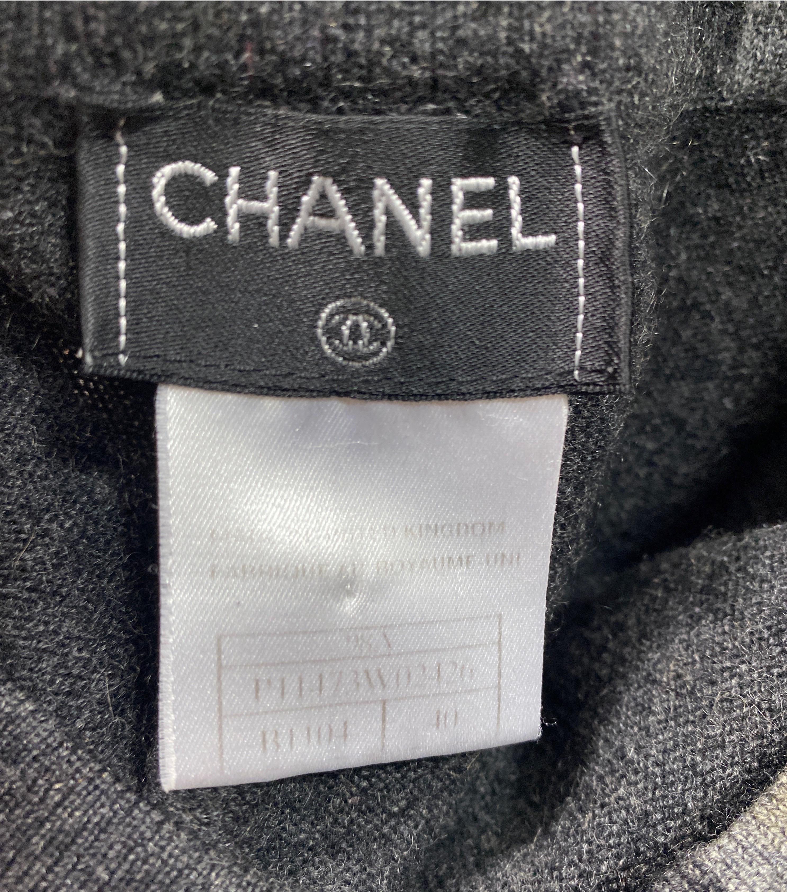 Chanel 1990’s Charcoal Grey Two Tone Cashmere Sweater Set-Size 40 For Sale 11