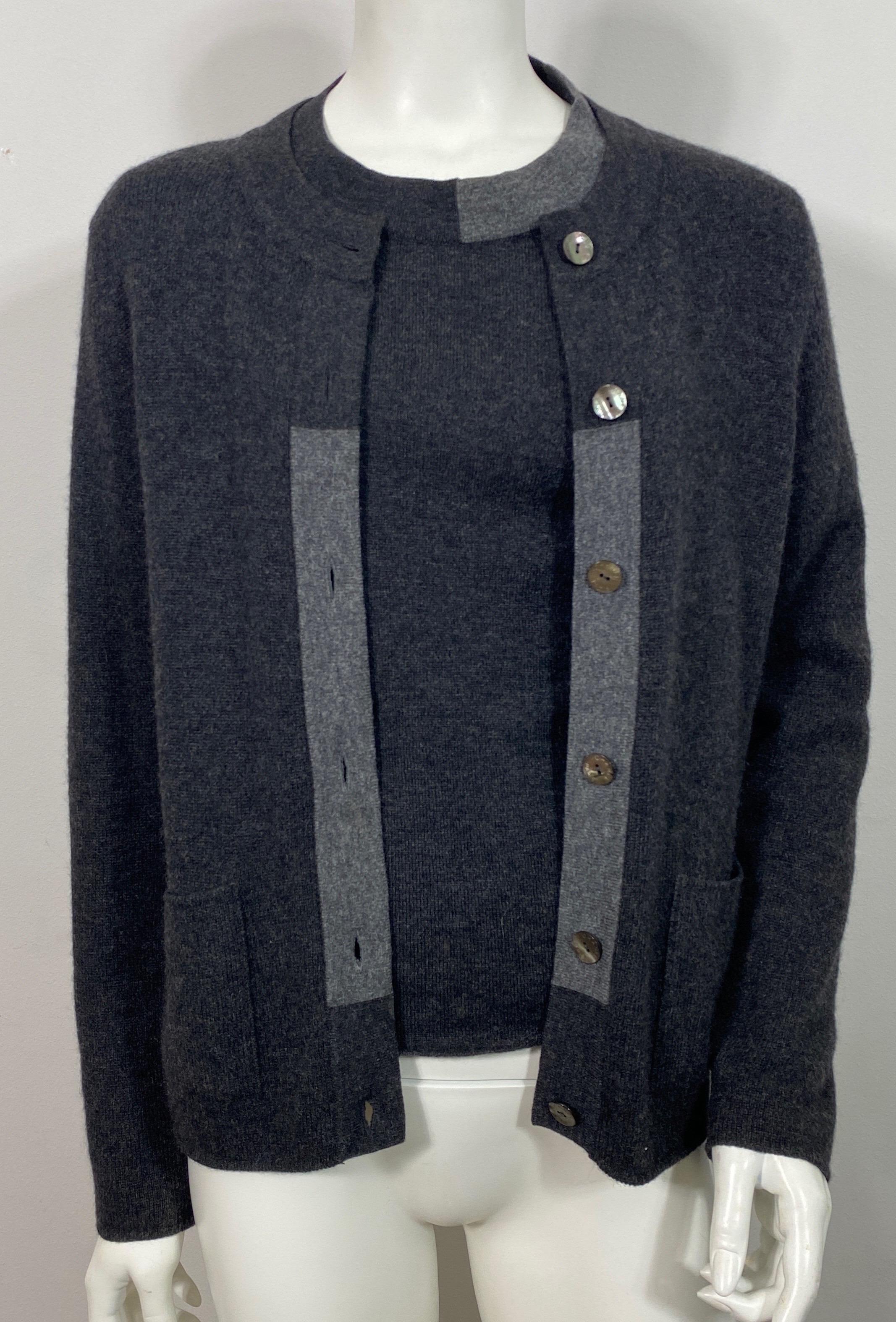 Chanel 1990's Charcoal Grey Two Tone Cashmere Sweater Set-Size 40 Dieses anthrazitfarbene Kaschmir-Pullover-Set stammt aus der Collection'S von 1998A. Die Hauptfarbe der beiden Teile ist ein anthrazitfarbenes Grau, jedoch hat der Ausschnitt des